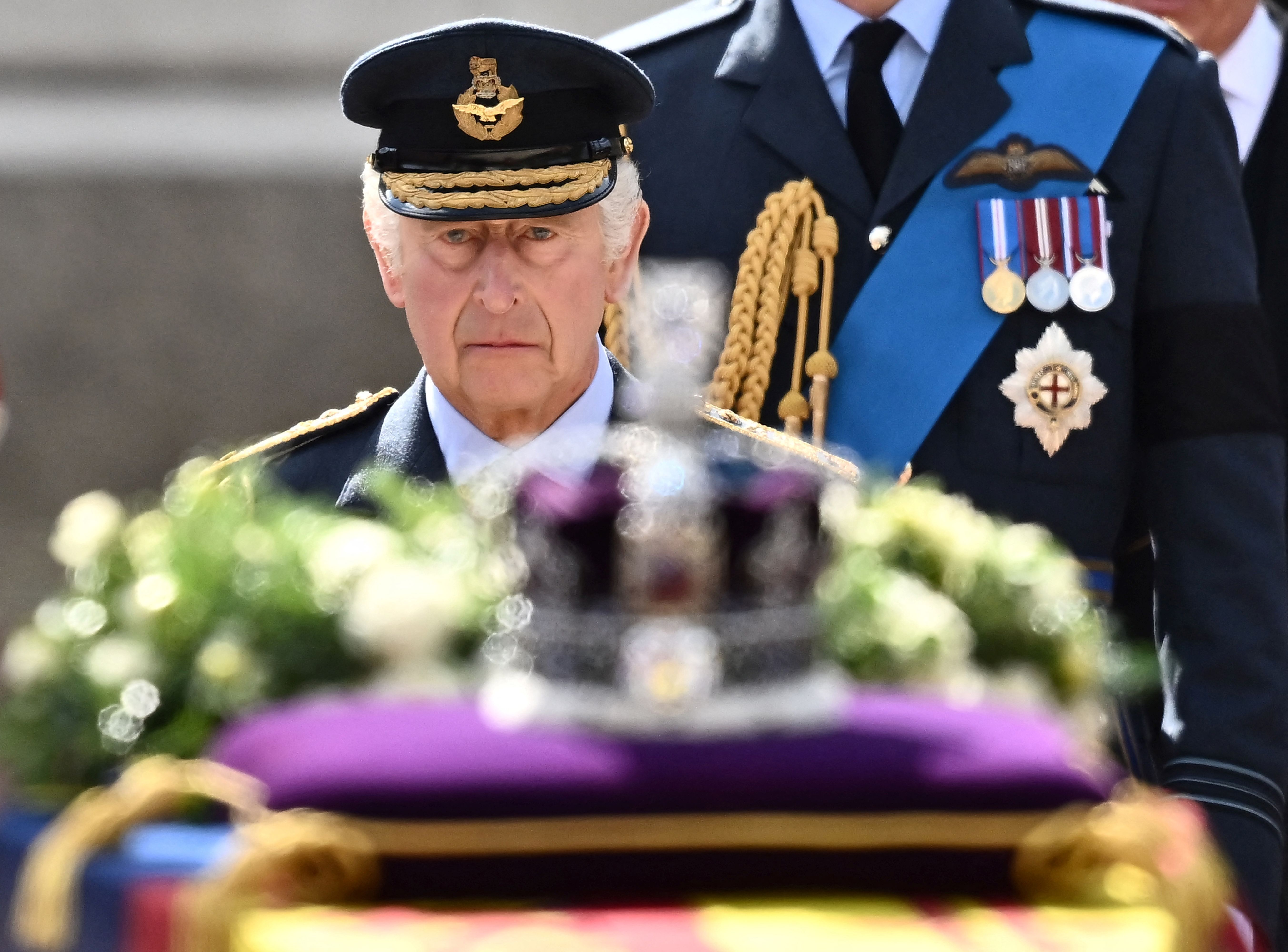 14. September: König Charles III. läuft hinter dem Sarg seiner Mutter, Großbritanniens Königin Elizabeth II. 