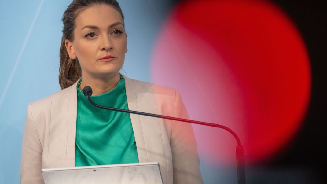 Judith Gerlach (CSU), bayerische Staatsministerin für Digitales, nimmt nach der Sitzung des bayerischen Kabinetts an einer Pressekonferenz teil.