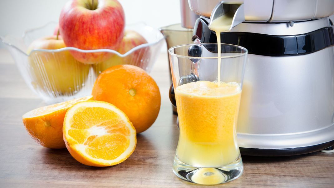 Rezepte für Säfte gibt es viele. Auf dem kulinarischen Herbst-Plan könnte auch ein Vitamin-Getränk mit Orangen, Äpfel und Ingwer stehen. Im Sommer wird der Drink mit Eiswürfeln besonders erfrischend.&nbsp;