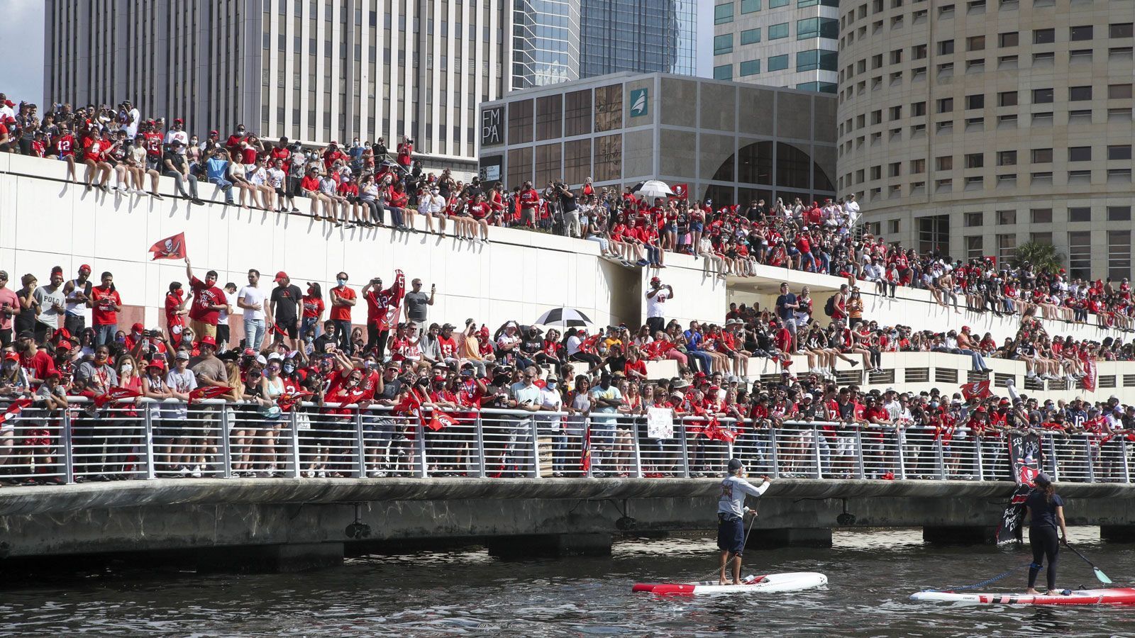 
                <strong>Die Bootsparade der Buccaneers nach dem Super-Bowl-Triumph</strong><br>
                Die ganze Stadt scheint auf den Beinen, um ihren Champions die Ehre zu erweisen. Für Deutschland erscheinen solche Bilder wie aus einer fremden Welt.
              