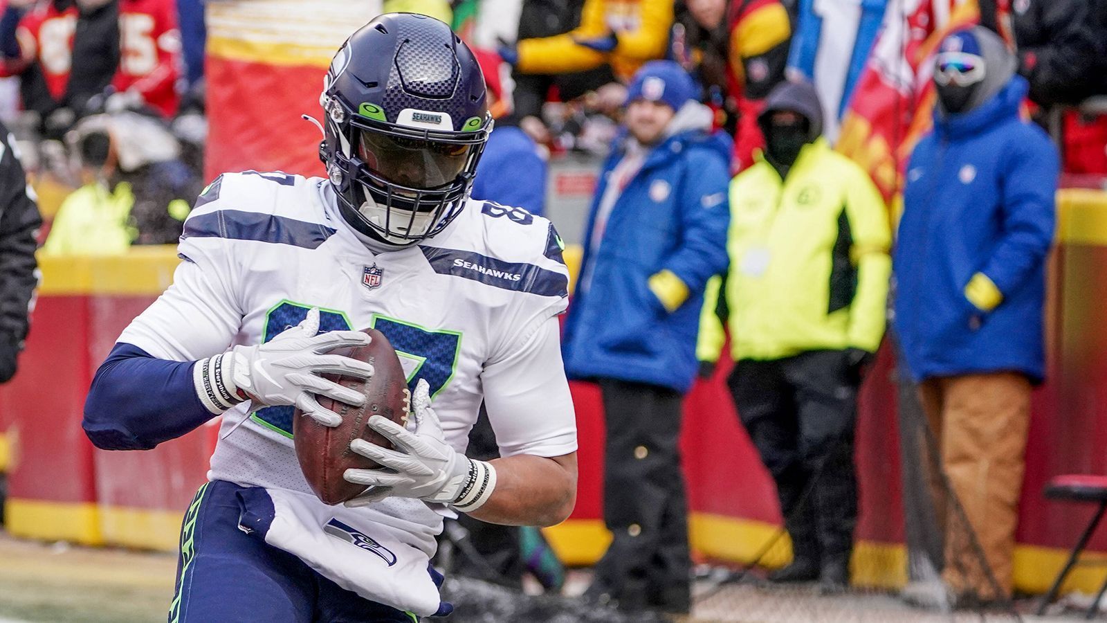 
                <strong>17. Platz: Seattle Seahawks</strong><br>
                &#x2022; Starter: Noah Fant<br>&#x2022; Backups: Will Dissly, Colby Parkinson<br>Bei den Seahawks dürfte auf der Position weiterhin viel rotiert werden. Der etatmäßige Starter, Noah Fant, dürfte das höchste Potenzial mitbringen. Er münzte letzte Saison 51 Catches in knapp 500 Receiving Yards um. Will Dissly, der einige gute Blocking-Fähigkeiten mitbringt, steuerte 349 Receiving Yards bei. Auch Colby Parkinson kam zu Einsatzzeiten und sammelte 336 Receiving Yards. Bei den Seahawks konnte sich bisher zwar kein Tight End als wirklicher Star etablieren, aber sie sind aufgrund der Kaderbreite gut aufgestellt.
              