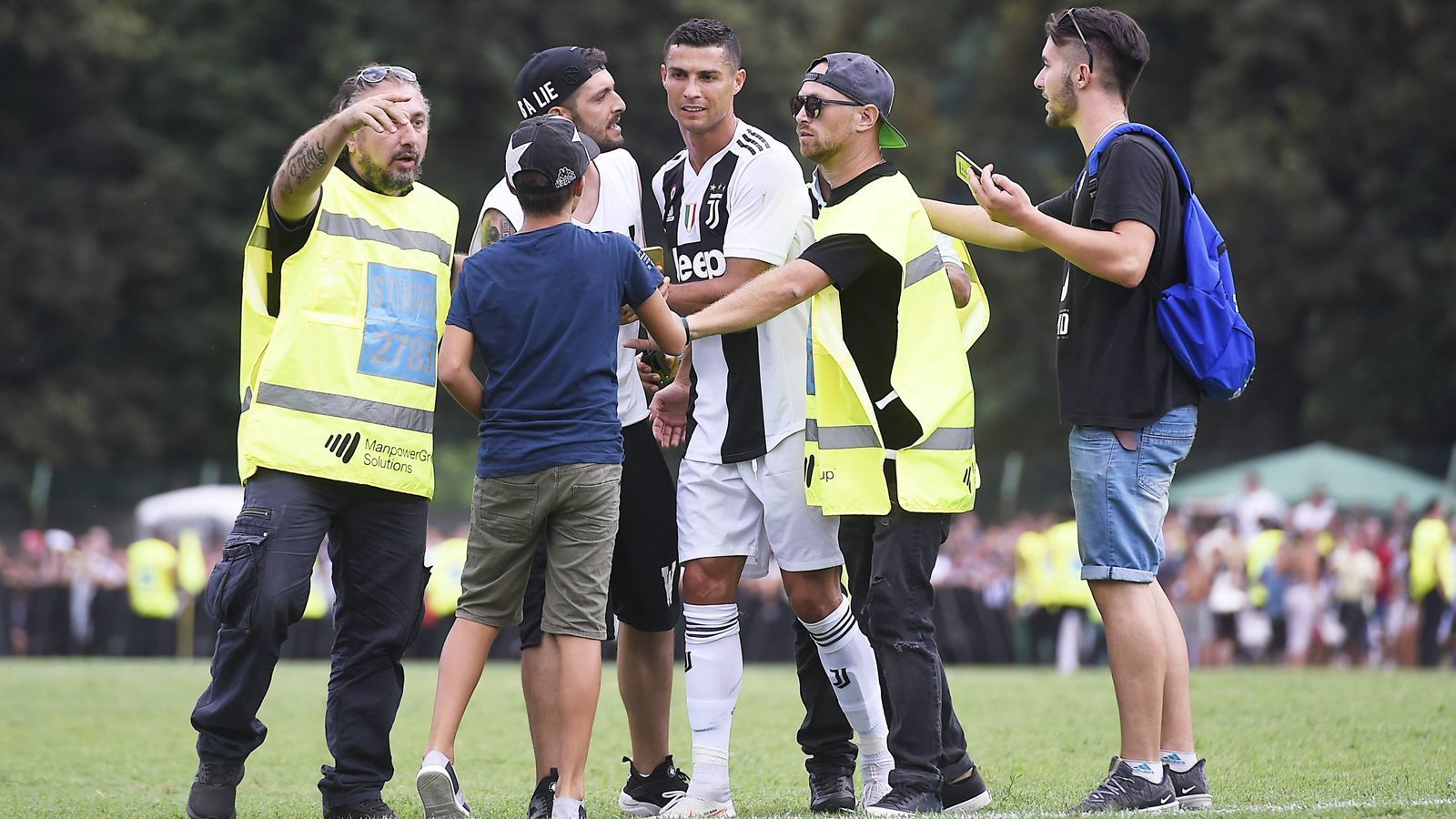 
                <strong>Juventus Turin: So lief das CR7-Debüt</strong><br>
                Nach 70 Minuten stürmten die Fans, traditionell wie schon in den Jahren zuvor, das Spielfeld und machten sich auf die Jagd nach Autogrammen und Selfies von und mit ihrem neuen Idol. Endstand des internen Testspiels: 5:0 für die Profis von Serie-A-Meister Juventus Turin.
              