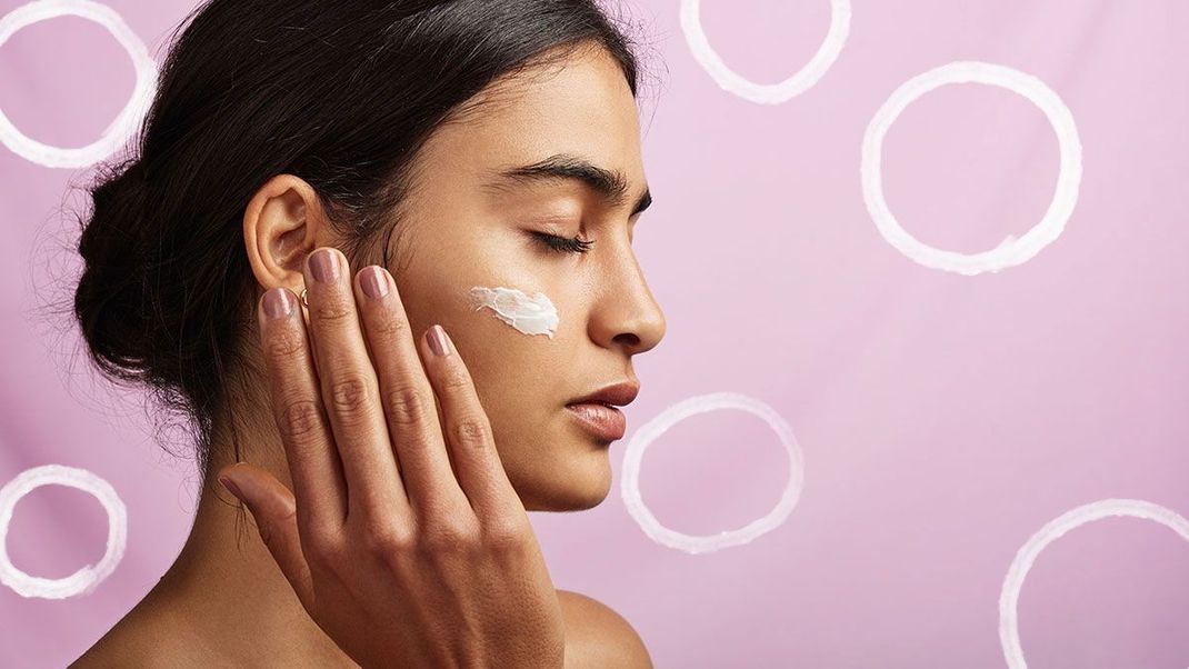 Seren für die Hautpflege: Im Beauty-Artikel erfahrt ihr den Unterschied zwischen Vitamin-C-, Feuchtigkeits- und Hyaluronserum.