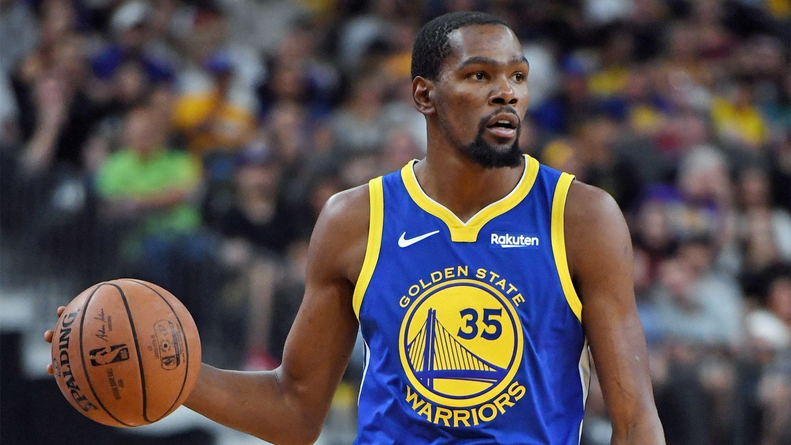 
                <strong>Platz 4: Kevin Durant, Golden State Warriors</strong><br>
                2017/18 Stats: 26,4 Punkte/ 6,8 Rebounds/ 5,4 Assists/ 1,8 BlocksMit seinem Wechsel zu den Warriors vor zwei Jahren hat Kevin Durant bei vielen NBA-Fans seinen Kredit verspielt. Das ändert aber nichts an der Tatsache, dass er einer der besten Basketballer der Welt ist. Klar, seine Allstar-Teamkollegen bei den Warriors haben einen großen Anteil an den jüngsten beiden Meister-Titeln und damit auch an Durants Finals-MVP Awards. Dennoch tat sich der 30-Jährige in den beiden Finals als klarer Anführer und bester Spieler des Teams hervor. Dass er eine Scoring-Maschine ist, ist seit jeher unbestritten, doch in der Bay Area hat sich sein Spiel noch weiterentwickelt. Er ist inzwischen auch einer der besten Verteidiger auf seiner Position und hat auch seine Spielmacher-Fähigkeiten verbessert. Zudem hat Durant sein Image als Spieler, der in den großen Momenten schrumpft, inzwischen abgelegt. Hätte die Öffentlichkeit eine bessere Meinung von ihm, wäre er noch weiter oben gelandet.  
              