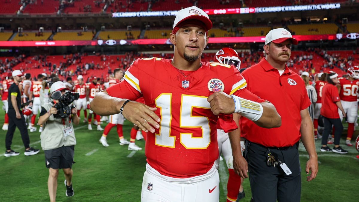 August 22, 2025: Kansas City Chiefs quarterback Patrick Mahomes (15) leaves the field after their preseason NFL, American Football Herren, USA football game against the Chicago Bears at GEHA Field ...