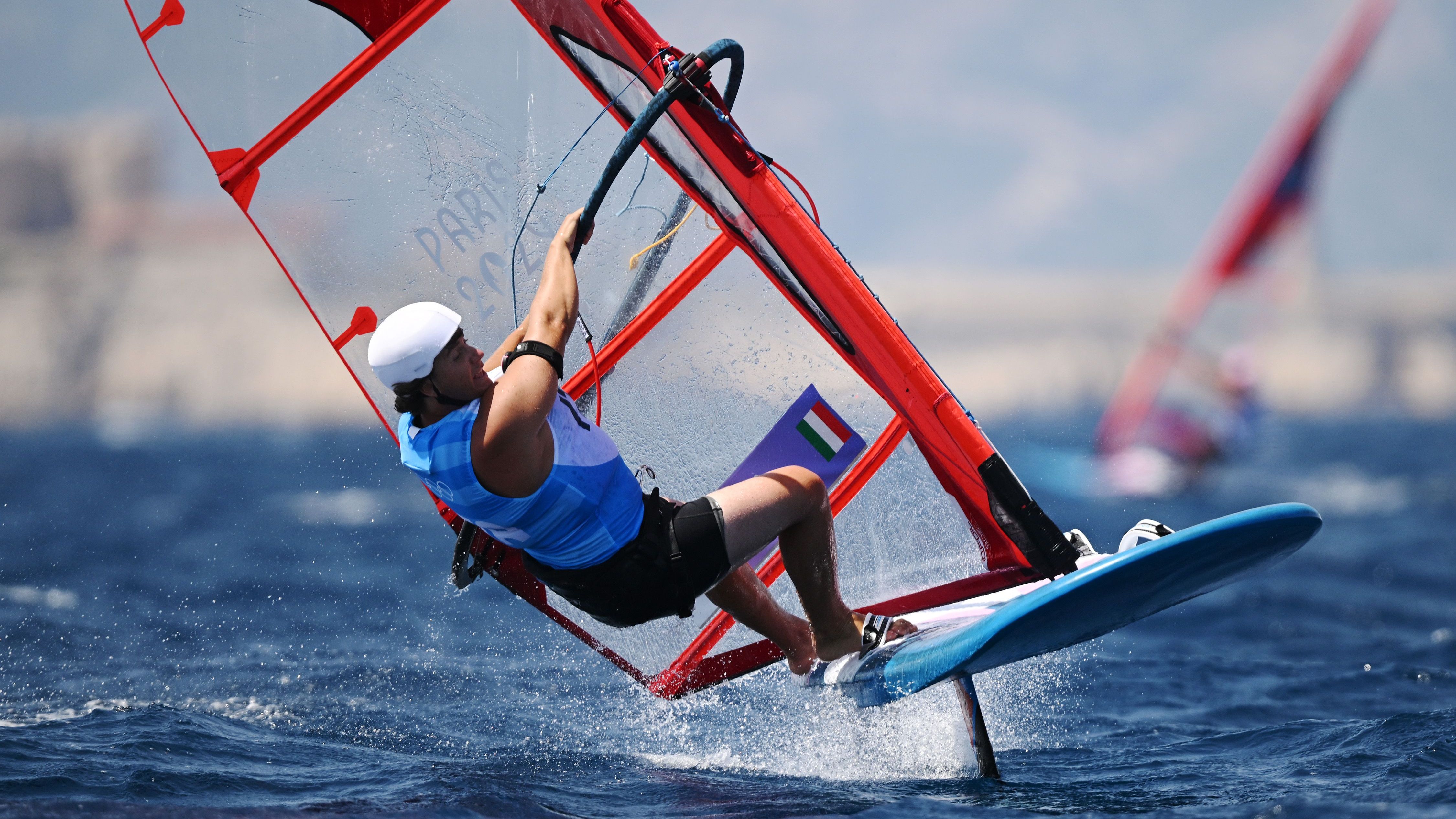 <strong>Olympia 2024: Die besten Bilder des vierten Tages</strong><br>Beim Windsurfen bedarf es wahnsinniger Körperspannung, das beweist Italiener Nicolo Renna auf diesem Bild eindrucksvoll.