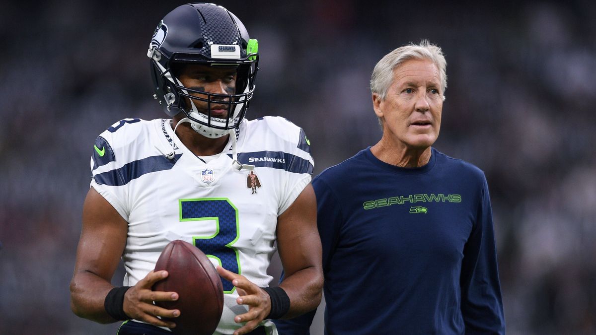 NFL, American Football Herren, USA Seattle Seahawks at Las Vegas Raiders, Aug 14, 2021; Paradise, Nevada, USA; Seattle Seahawks quarterback Russell Wilson (3) and manager Pete Carroll (right) look ...