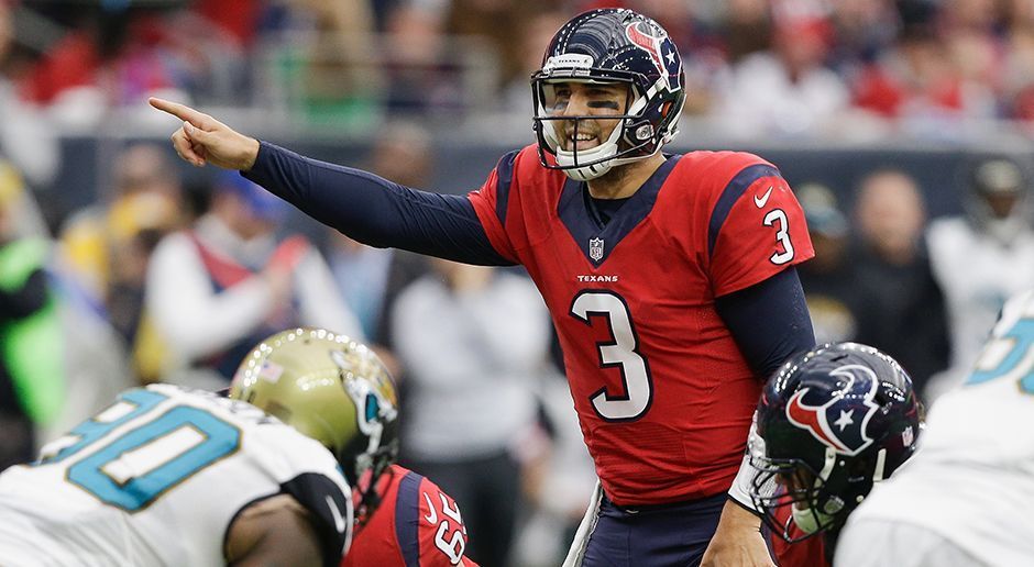 
                <strong>Houston Texans: Tom Savage</strong><br>
                Genau zwei Viertel lang dauerte die Tom-Savage-Starting-Quarterback-Ära 2017. Dann setzte ihn Headcoach Bill O'Brien nach zwei Fumbles auf die Bank und brachte Rookie DeShaun Watson, der seitdem als Starter nicht mehr wegzudenken ist.
              