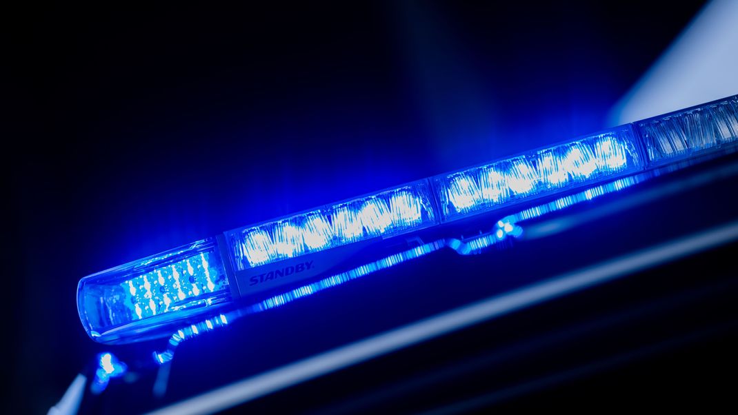 Ein leuchtendes Blaulicht auf einem Polizeifahrzeug.