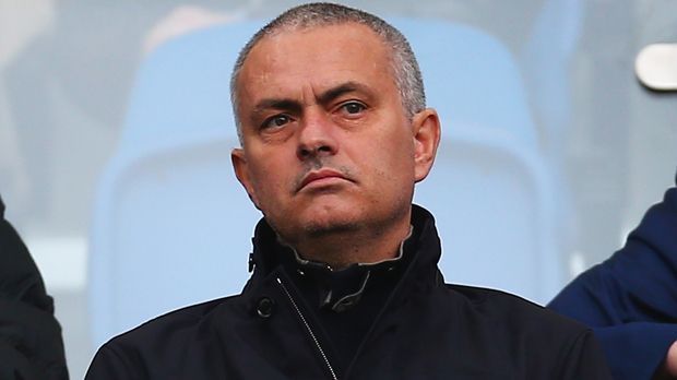 
                <strong>Jose Mourinho</strong><br>
                Jose Mourinho: Seine zweite Amtszeit beim FC Chelsea (Juli 2013 bis Dezember 2015) endete unglücklich. "The Special One" wurde nach der 1:2-Niederlage gegen Leicester City in der Liga entlassen. Bei seiner Entlassung stand der Klub auf dem 16. Tabellenplatz. Bereits 2004 bis 2007 war der Portugiese bei den "Blues" angestellt. Und seine Zeit als Coach bei den Londonern war nicht immer schlecht. Er wurde unter anderem drei Mal englischer Meister und gewann drei Mal den englischen Ligapokal.
              