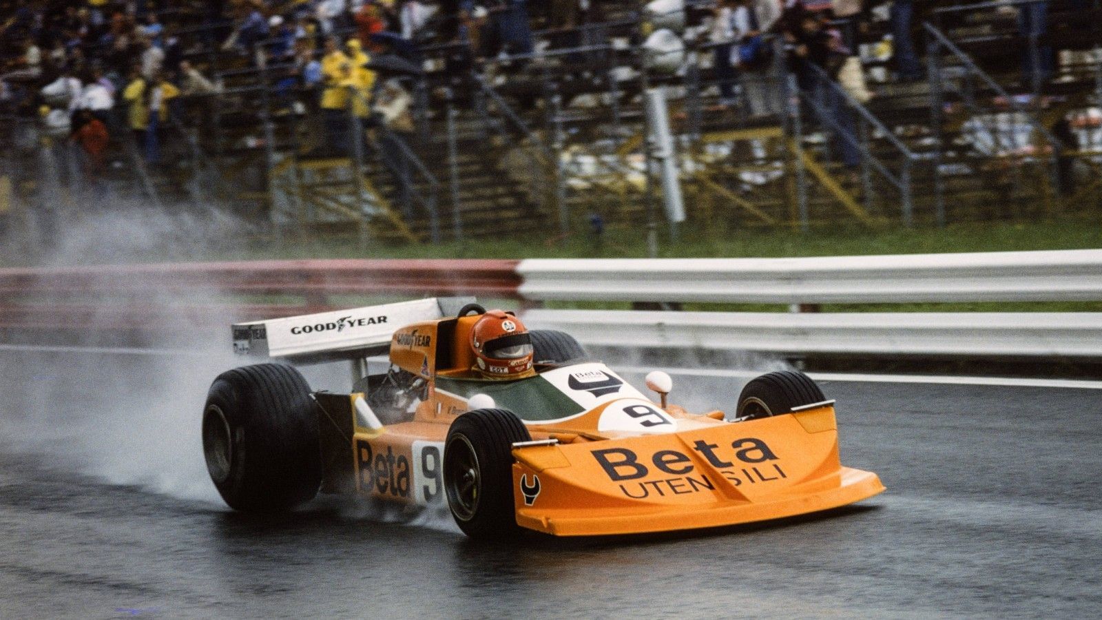 
                <strong>Österreich-GP 1975</strong><br>
                Kurz vor dem Start in Spielberg begann es heftig zu regnen. Der Start wurde verschoben, das Rennen aber schließlich doch freigegeben. Die Bedingungen wurden immer schlechter, nach knapp 58 Minuten wurde in Runde 29 abgebrochen. Vom Abbruch überrascht riss der zu diesem Zeitpunkt Führende Vittorio Brambilla beim Überqueren der Ziellinie die Hände in die Höhe, verlor deshalb die Kontrolle über seinen Boliden und knallte in die Leitplanken der Start- und Zielgeraden. Sein einziger F1-Sieg überhaupt.
              