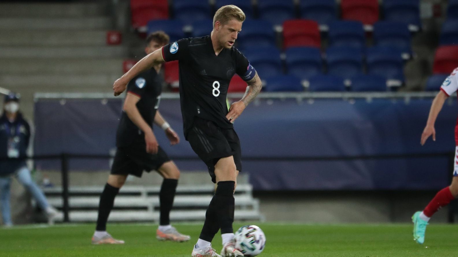 
                <strong>Arne Maier</strong><br>
                Aktivster Mann im Mittelfeldzentrum in der ersten Halbzeit. Immer mit gehobenem Kopf und dem Auge für den Mitspieler. Hat die erste gute Chance für das deutsche Team als er eine Flanke direkt abnimmt. Im Abschluss dann mehrfach zu zögerlich. Kann gemeinsam mit Stach in der zweiten Halbzeit keine Kontrolle mehr im Zentrum erlangen. Verwandelt als zweiter Deutscher im Elfmeterschießen sicher. ran-Note: 3
              