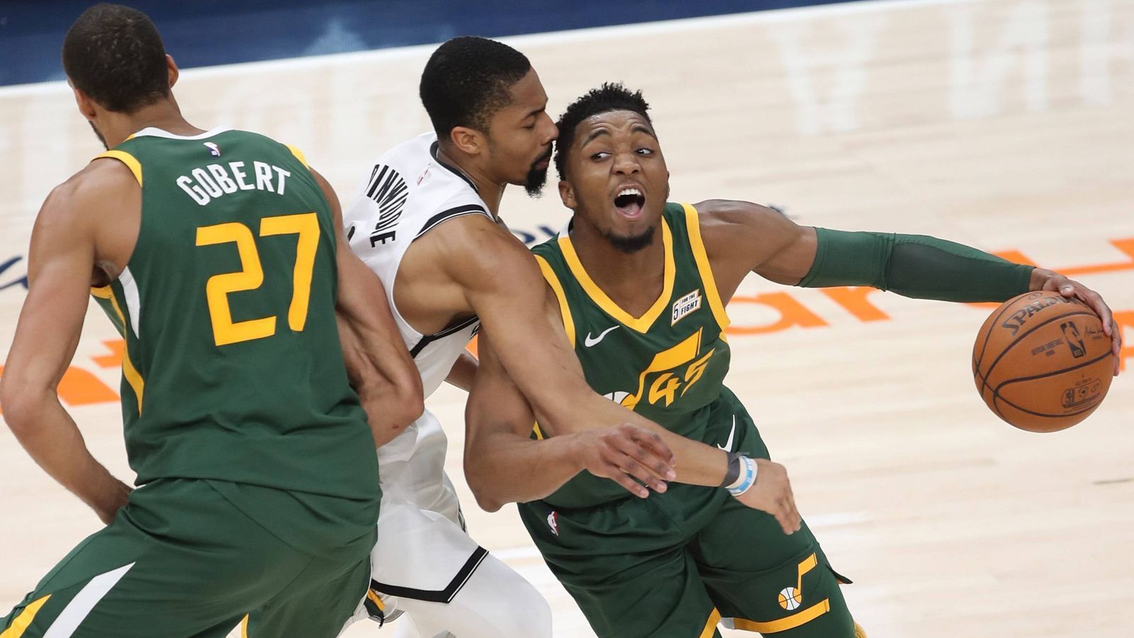 
                <strong>Platz 4: Utah Jazz</strong><br>
                Die Franchise aus Salt Lake City hat sich in der Offseason für den Kampf um den Titel gerüstet. Die Utah Jazz tradeten Point Guard Ricky Rubio für Mike Conley nach Memphis und verstärkten so ihre Offense um Top-Scorer Donovan Mitchell signifikant. Zudem wurden Bojan Bogdanovic, Jeff Green und Ed Davis verpflichtet. Doch die eigentliche Stärke der Jazz bleibt die Defense. Mit dem zweimaligen "Defensive Player of the Year", Rudy Gobert, stellt Utah vielleicht sogar die beste Verteidigung der Liga. Darüber hinaus haben die Jazz mit Quin Snyder einen absoluten Top-Coach in ihren Reihen. Mit den Jazz wird definitiv zu rechnen sein.
              