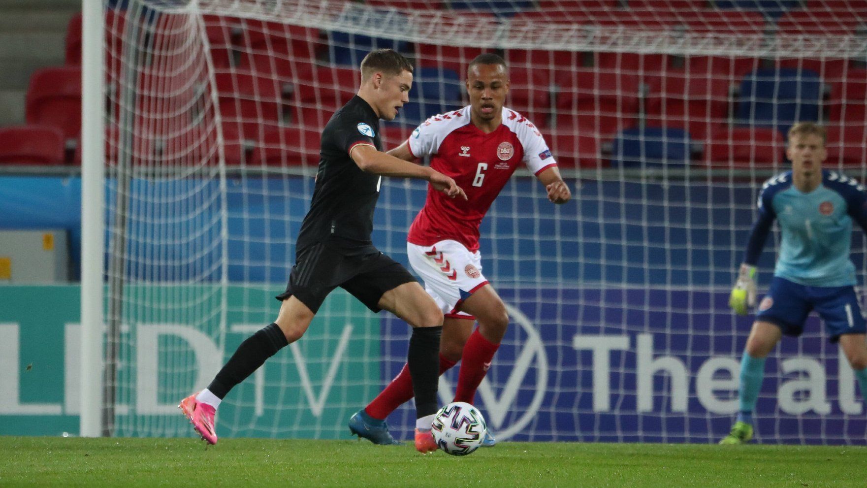 
                <strong>Florian Wirtz</strong><br>
                In der ersten Halbzeit ein sehr glückloser Auftritt. Verliert viele Bälle und verstrickt sich in aussichtslosen Dribblings. Man merkt, dass er sich erst wieder im kuntz'schen System zurechtfinden muss. Setzt sich nach 65 Minuten mal gut durch und schließt aus 18 Metern ab. Der Schlenzer fliegt aber doch relativ weit über das Tor. ran-Note: 5
              