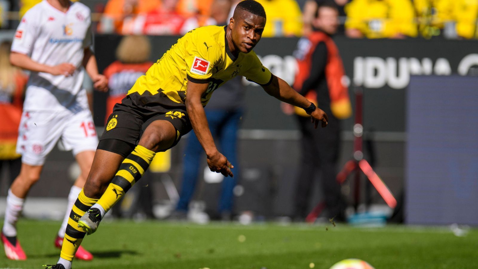 
                <strong>Deutschland: Youssoufa Moukoko (Borussia Dortmund)</strong><br>
                &#x2022; Mittelstürmer<br>&#x2022; 18 Jahre alt (2004)<br>&#x2022; Sechs Tore in fünf Länderspielen für die deutsche U21-Nationalmannschaft<br>&#x2022; Marktwert: 30 Millionen Euro<br>
              