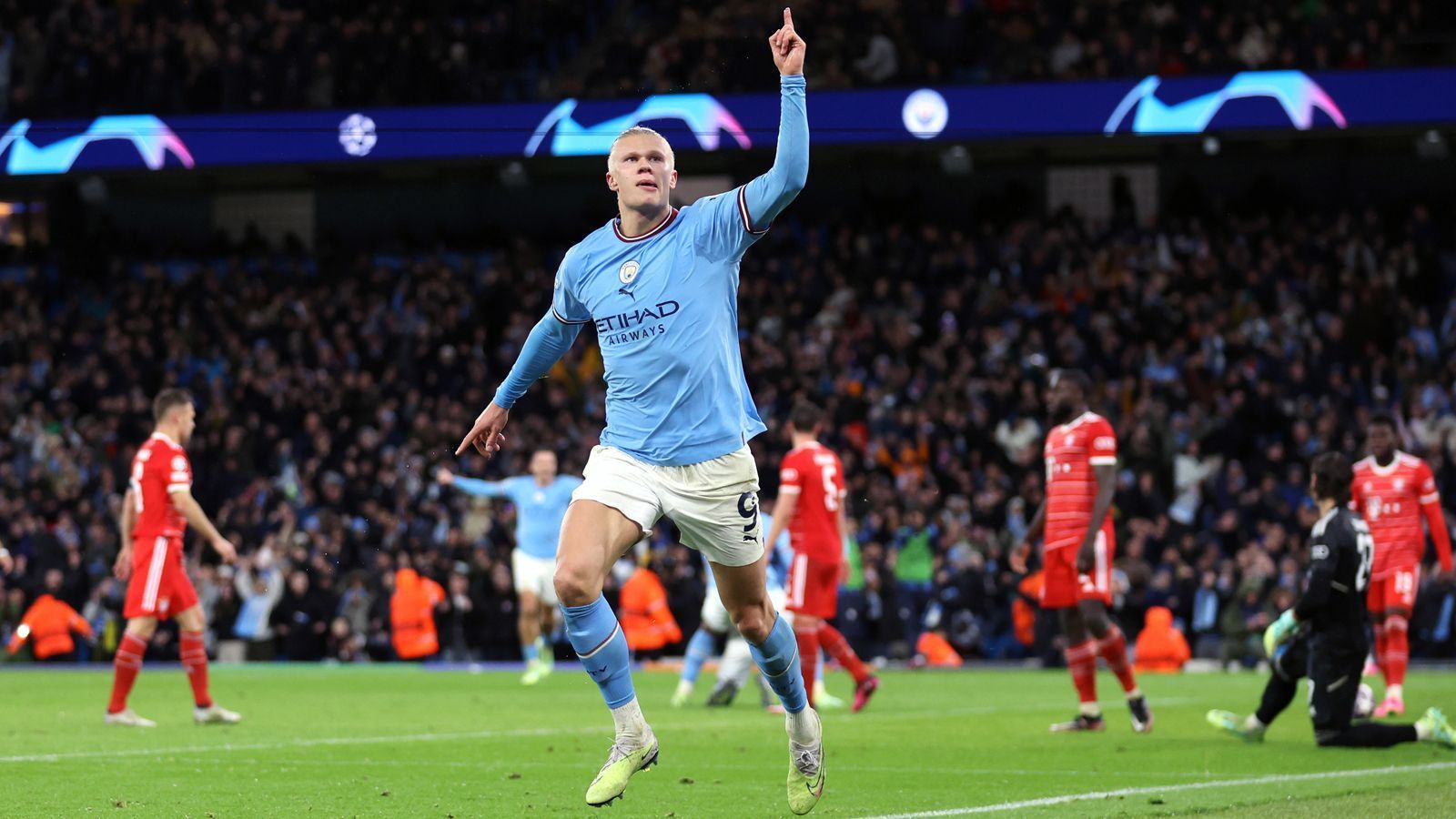 
                <strong>Platz 1: Manchester City</strong><br>
                Das Maß aller Dinge war im Viertelfinale bislang Manchester City. Die Engländer setzten sich gegen ein im Etihad nicht mal schlecht spielendes Bayern-Team letztlich doch deutlich mit 3:0 durch. Erling Haaland erzielte dabei den dritten Treffer für die Citizens. Die Generalprobe vor dem Duell in München dominierte Haaland erneut, obwohl er nur 45 Minuten im Einsatz war. Beim 3:1-Sieg gegen den Abstiegskandidaten Leicester schnürte der frühere Dortmunder schon im ersten Durchgang einen Doppelpack und wurde danach von Coach Pep Guardiola geschont. 
              