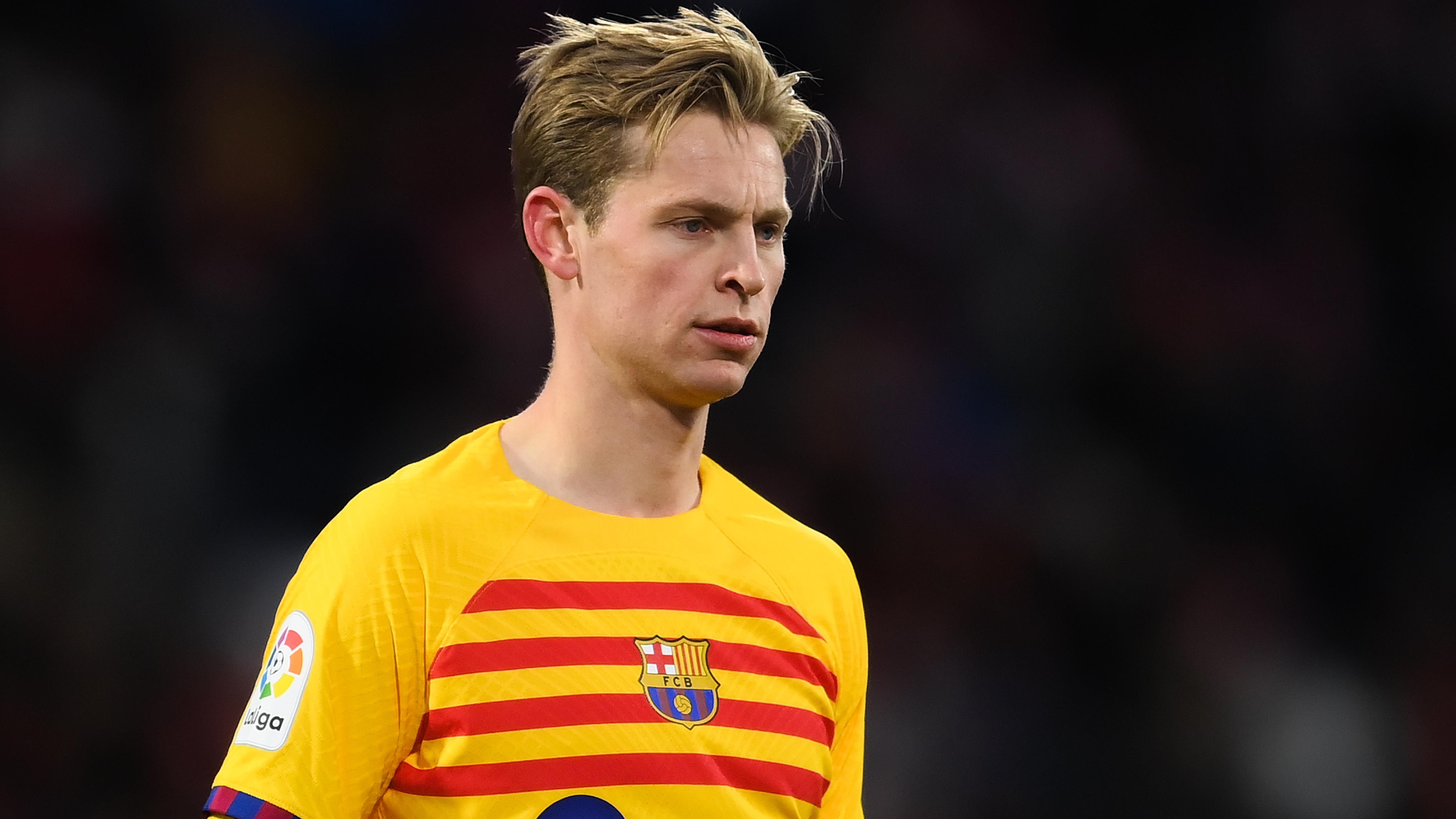 
                <strong>Frenkie de Jong</strong><br>
                Bei einem der Verkaufskandidaten handelt es sich offenbar auch um Frenkie de Jong. Der Mittelfeldspieler kostet den spanischen Top-Klub mit seinem Vertrag jährlich um die 20 Millionen Euro. Sein Gehalt wurde schon im vergangenen Sommer zum Streitthema, hinterher sprach de Jongs Berater sogar von "Mobbing", weil Barca den Niederländer so dringend loswerden wollte, um die neuen Top-Stars um Robert Lewandowski registrieren zu können. Der Streit ging so weit, dass Barca Vertragsdetails rechtlich anzweifeln wollte. Doch am Ende blieb de Jong und ist nach wie vor Stammkraft bei den Katalanen. Dennoch steht er wohl auch im Sommer wieder auf der Verkaufsliste, um weiter Geld einzusparen. Ein Wechsel zu Manchester United stand bereits vergangenes Jahr kurz bevor, soll jedoch am Veto des 25-Jährigen gescheitert sein. Auch dem FC Bayern München soll die Situation des Mittelfeldstrategen immer wieder beobachtet haben. Laut der "Sport" erhoffe man sich an der Säbener Straße aufgrund der schwierigen finanziellen Situation eine neue und günstigere Chance, de Jong zu holen. Allerdings ist der Rekordmeister mit Gravenberch, Kimmich, Goretzka, dem zurückkehrenden Sabitzer, Musiala und dem im Sommer kommenden Laimer recht gut besetzt im zentralen Mittelfeld. 
              