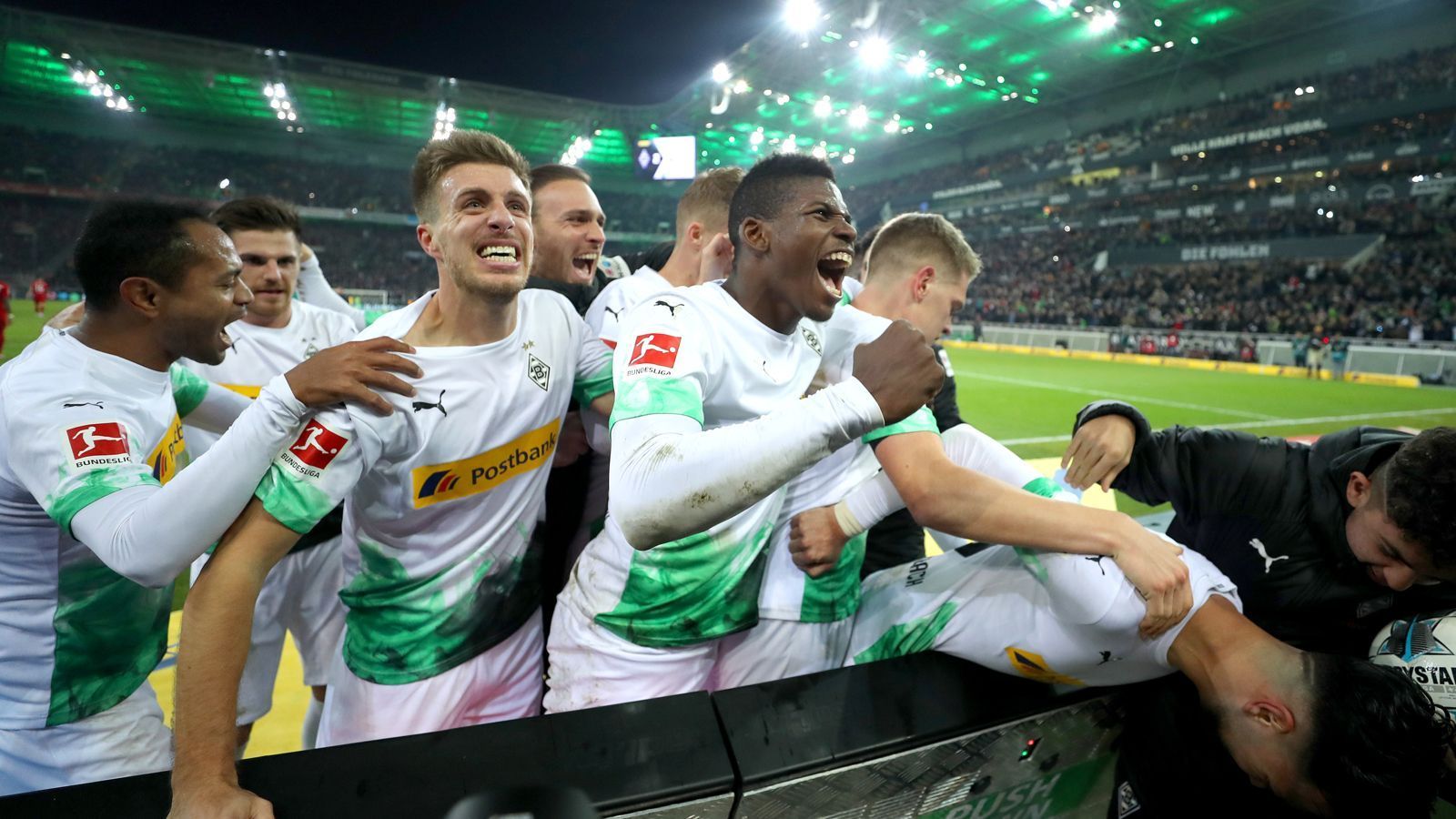 
                <strong>Borussia Mönchengladbach</strong><br>
                50 Jahre nach dem Gewinn der ersten deutschen Meisterschaft mit der legendären Fohlenelf darf man in Mönchengladbach voller Hoffnung in die Zukunft schauen. In seinem ersten Jahr als Trainer der Gladbacher ließ Marco Rose aufregenden Offensivfußball spielen, der die Borussia sogar kurzzeitig an die Spitze der Liga brachte und die Anhänger von der Meisterschale träumen ließ. Auch die Neuzugänge Ramy Bensebaini und Marcus Thuram wussten von sich zu überzeugen, sodass Mönchengladbach auch in der nächsten Saison voller Zuversicht in der Bundesliga und im internationalen Geschäften antreten kann. 
              