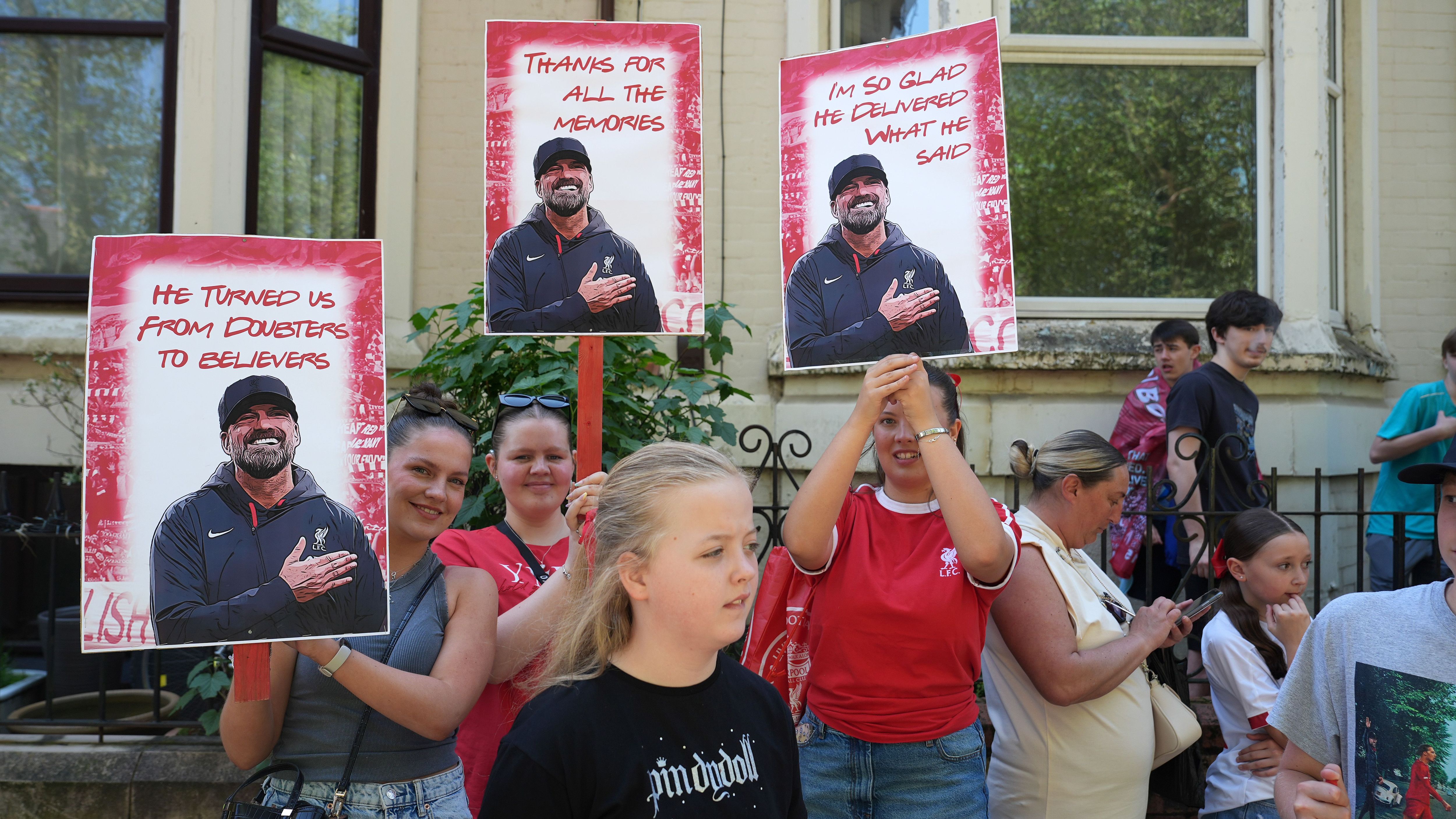 <strong>Rührende Worte für Klopp</strong><br>Die Fans verabschiedeten sich mit zahlreichen Transparenten von Klopp, der das Traineramt beim FC Liverpool am 8. Oktober 2015 übernahm und seitdem zur absoluten Vereinsikone aufstieg, wie auch schon zuvor bei Borussia Dortmund.&nbsp;