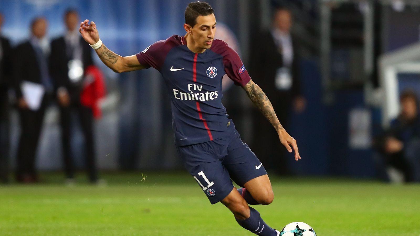 
                <strong>Angel di Maria</strong><br>
                Um die Wogen nach dem Neymar-Transfer zu glätten, soll Paris St. Germain laut "Le Parisien" im August 2017 den Katalanen einen Spieler angeboten haben: Angel di Maria, der zu diesem Zeitpunkt noch einen Vertrag über zwei Jahre in der französischen Hauptstadt hatte. Später bestätigte der Argentinier entsprechende Transfergespräche, ein Deal kam jedoch nicht zustande. Das Problem dürfte die Pariser Ablöseforderung in Höhe von 60 Millionen Euro gewesen sein. Nach Einschätzung der Barca-Bosse sei diese Summe absichtlich überhöht gewesen, im Wissen, dass die Katalanen nach dem Neymar-Verkauf ein entsprechend hohes Transferbudget zur Verfügung haben würden.
              