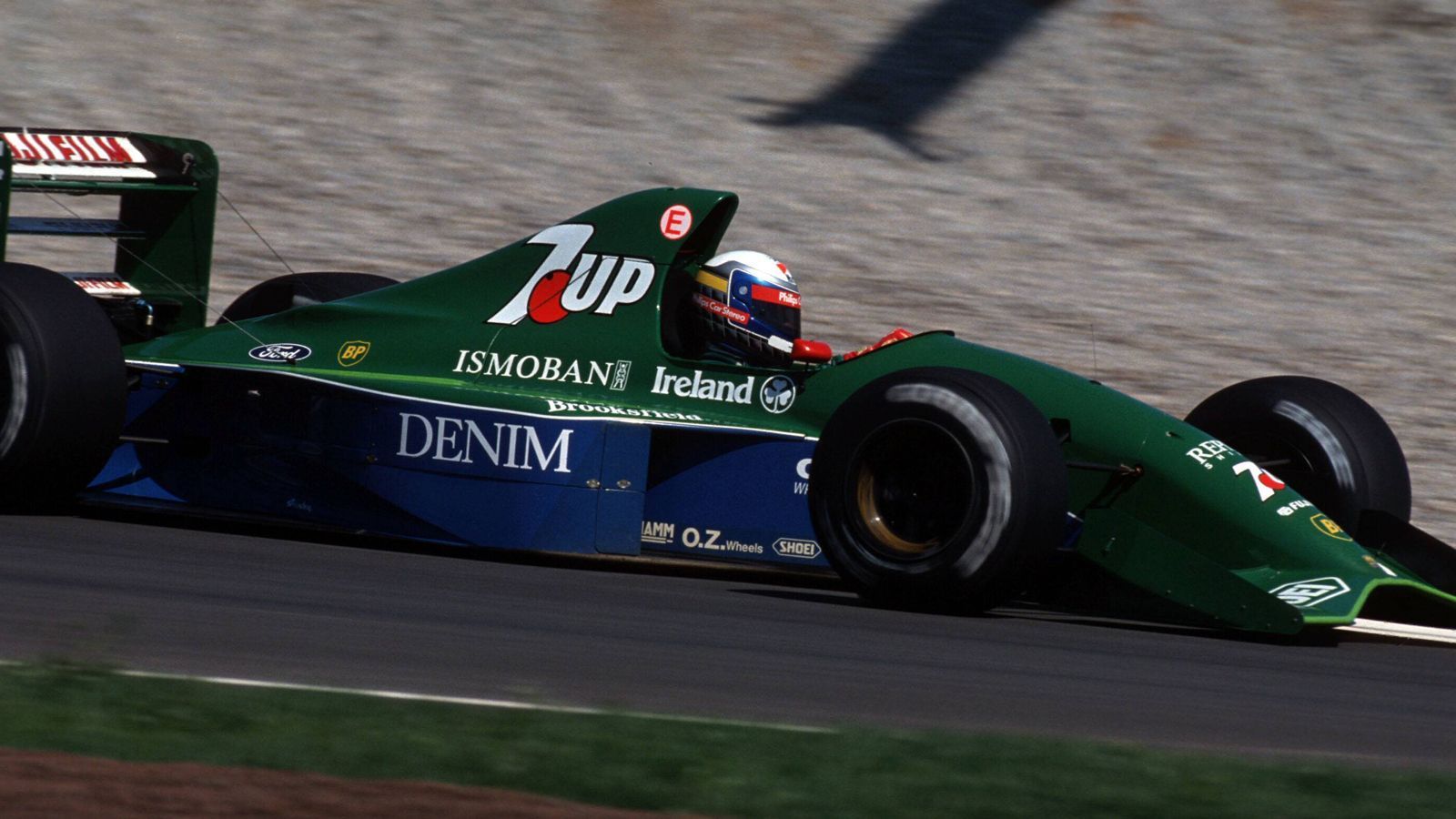 
                <strong>Debüt in der Formel 3000</strong><br>
                Seine Karriere nimmt 1991 langsam an Fahrt auf, als er sein Debüt in der Formel 3000 feiert. Erst kurz vor dem Ziel wird er von Christian Fittipaldi in der Gesamtwertung abgefangen und wird Vizemeister. Im selben Jahr kommt er auch zu seinem Debüt in der Formel 1, insgesamt darf er in drei Rennen für Jordan ran. In dem Auto, in dem übrigens Michael Schumacher im gleichen Jahr sein Debüt feierte.
              