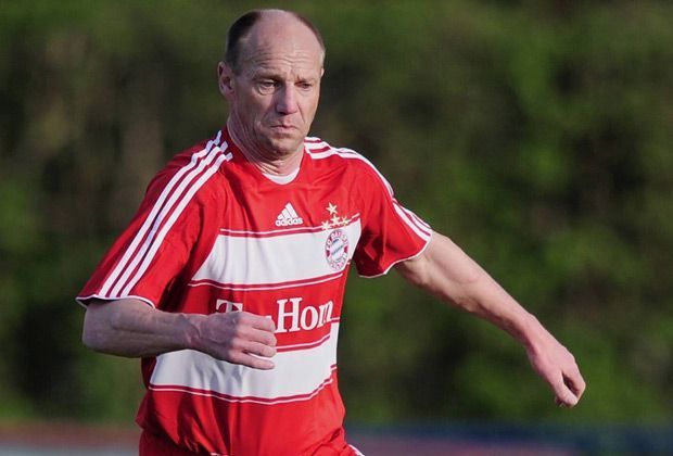 
                <strong>Hans Pflügler</strong><br>
                Er ist ein echtes Münchner Urgestein: Hans Pflügler. Außer für den FC Bayern stand der gebürtige Bayer nur für seinen Heimatverein SE Freising auf dem Rasen. Fünf Meisterschaften und drei DFB-Pokal-Siege stehen für Pflügler zu Buche.
              