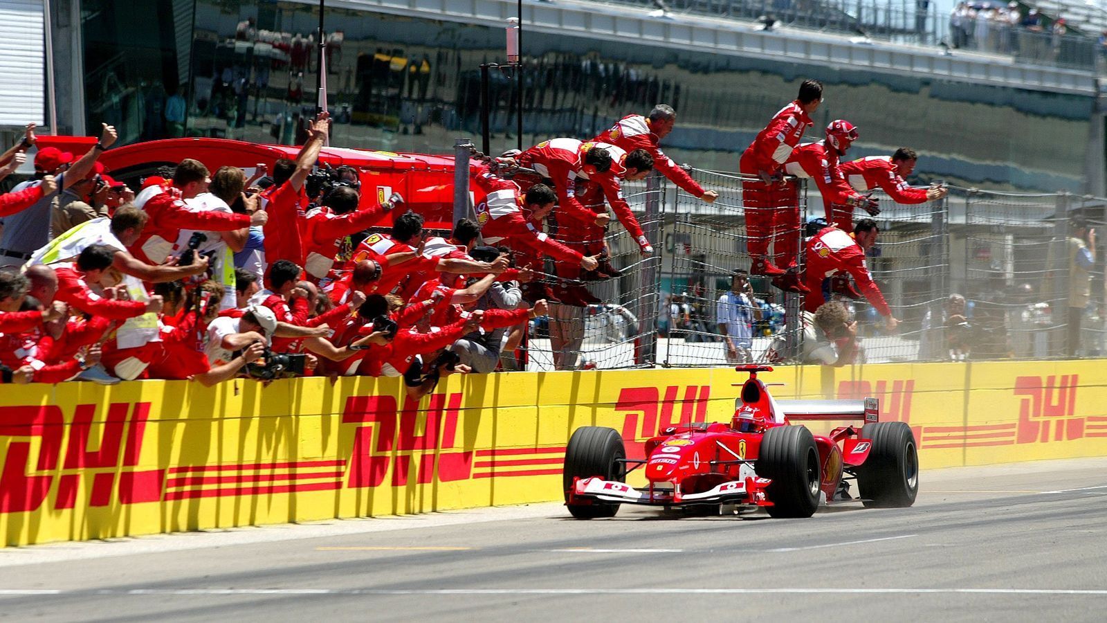 
                <strong>Meiste Grand-Prix-Siege in einer Saison</strong><br>
                Michael Schumacher: 13 (Platz 1; 2004) - Lewis Hamilton: 11 (geteilter Platz 3; 2014, 2018, 2019)
              