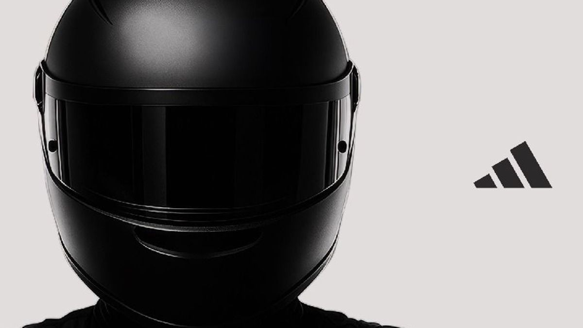 Audi-Werbefoto: Ein Rennfahrer mit schwarzem Helm, daneben das Adidas-Logo