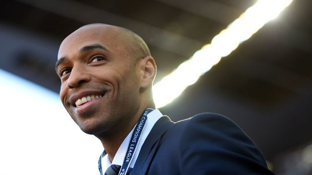 
                <strong>Thierry Henry 2015</strong><br>
                Thierry Henry - 2015. Mit 37 Jahren spielte Thierry Henry noch bei Red Bull New York. Die Fähigkeiten am Ball hatte der Franzose schon immer, aber auf dem Kopf wurde es bei Henry ein wenig lichter.
              