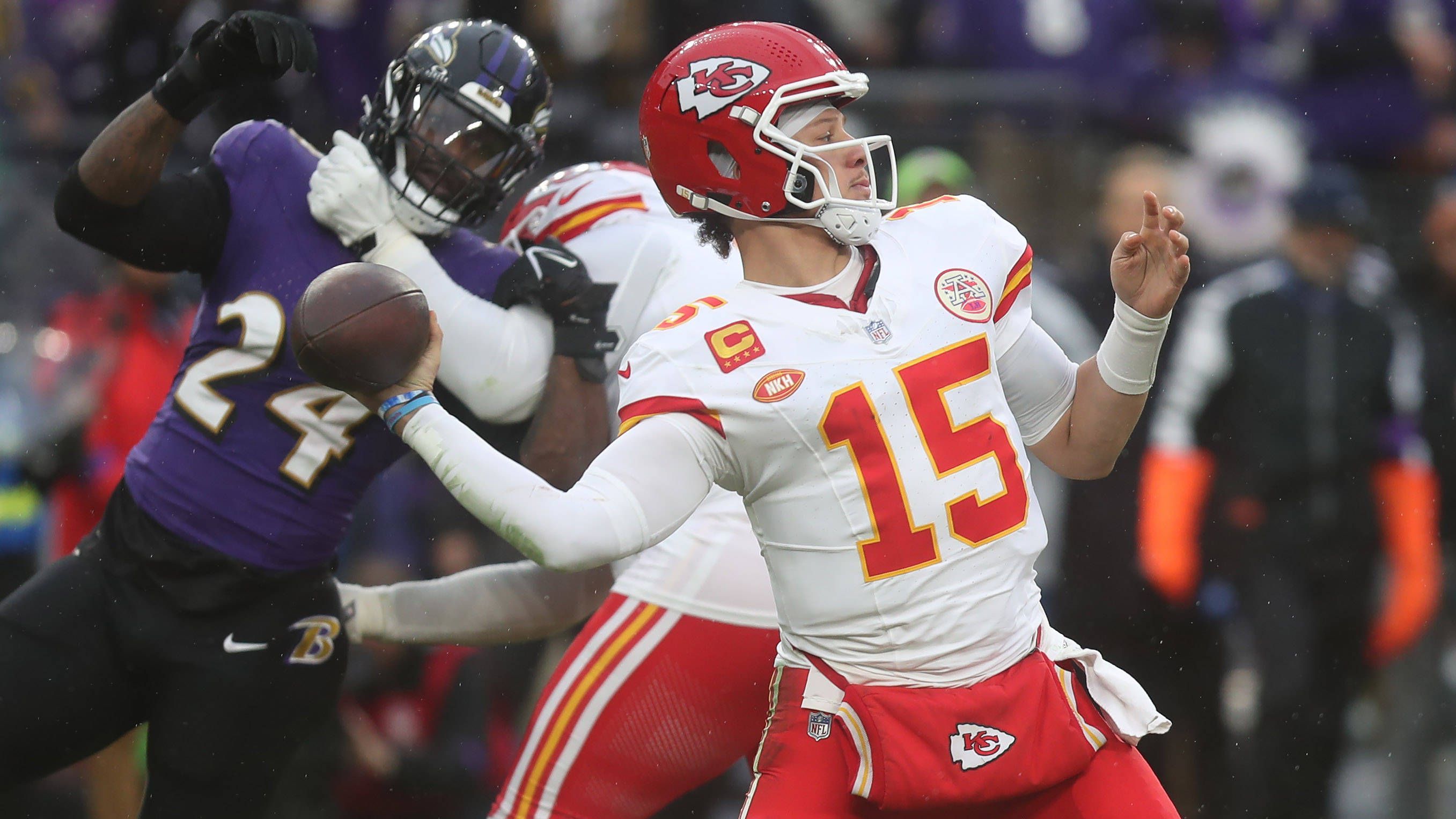 <strong>Gewinner: Patrick Mahomes (Kansas City Chiefs)</strong><br>Gegen die Baltimore Ravens zeigte Mahomes eine Top-Leistung, seine ersten zehn Pässe kamen alle an. Überhaupt glänzte er mit 30 von 39 angekommenen Pässen und einem Touchdown sowie einem Quarterback-Rating von über 100. Und das gegen die statistisch beste Defense der NFL!