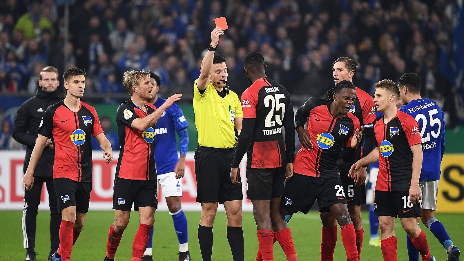 
                <strong>Hertha_Rot</strong><br>
                Setzt das einzige Highlight der ersten Halbzeit mit seiner ersten sehenswerten Aktion zum 1:0: Verwandelt Reus' Vorlage aus kurzer Distanz mühelos. Danach zwar bemüht und auch durchsetzungsstark, wird aber von seinen Mannschaftskollegen nicht mehr richtig in Szene gesetzt und kommt kaum mehr zu Chancen. Hat aufgrund der Bedeutung seines Tores aber ein "Gut" verdient. ran-Note: 2
              