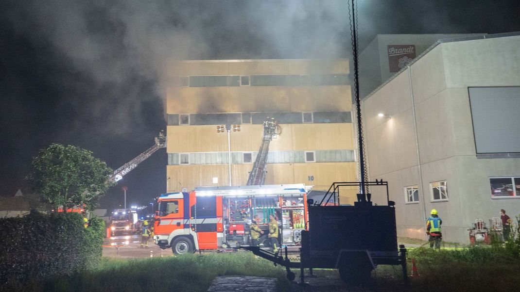 Durch ein Feuer in einer Lagerhalle der Brandt-Schokoladenfabrik in Landshut ist laut Schätzungen der Polizei ein Millionenschaden entstanden.