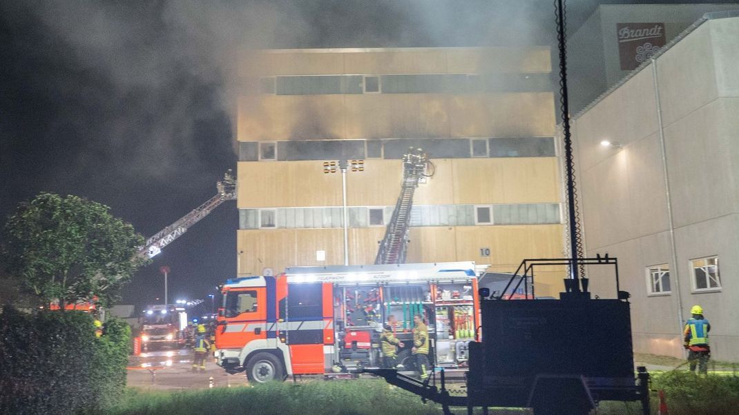 Feuer in Lagerhalle einer Brandt-Schokoladenfabrik