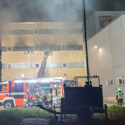 Feuer in Lagerhalle einer Brandt-Schokoladenfabrik