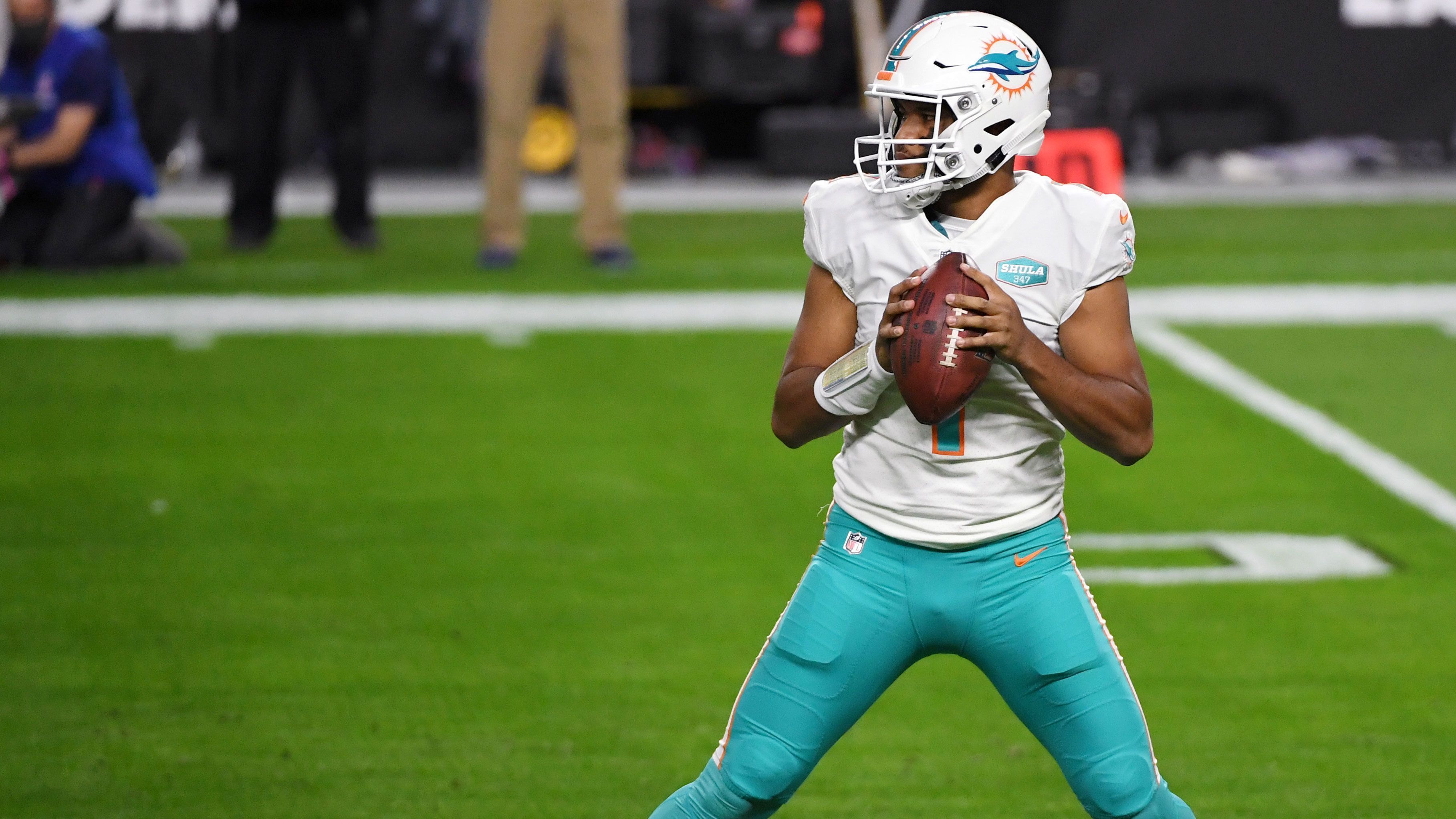 
                <strong>4. Tua Tagovailoa (Quarterback, Miami Dolphins)</strong><br>
                Der höchste Rookie in der Liste ist Tua Tagovailoa von den Miami Dolphins auf Platz 4. An fünfter Stelle gedraftet, konnte Tua die ersten Spiele hinter dem Routinier Ryan Fitzpatrick lernen. Ab Woche 8 übernahm Tagovailoa und führte die Miami Dolphins zu einer Bilanz von 10-6.
              