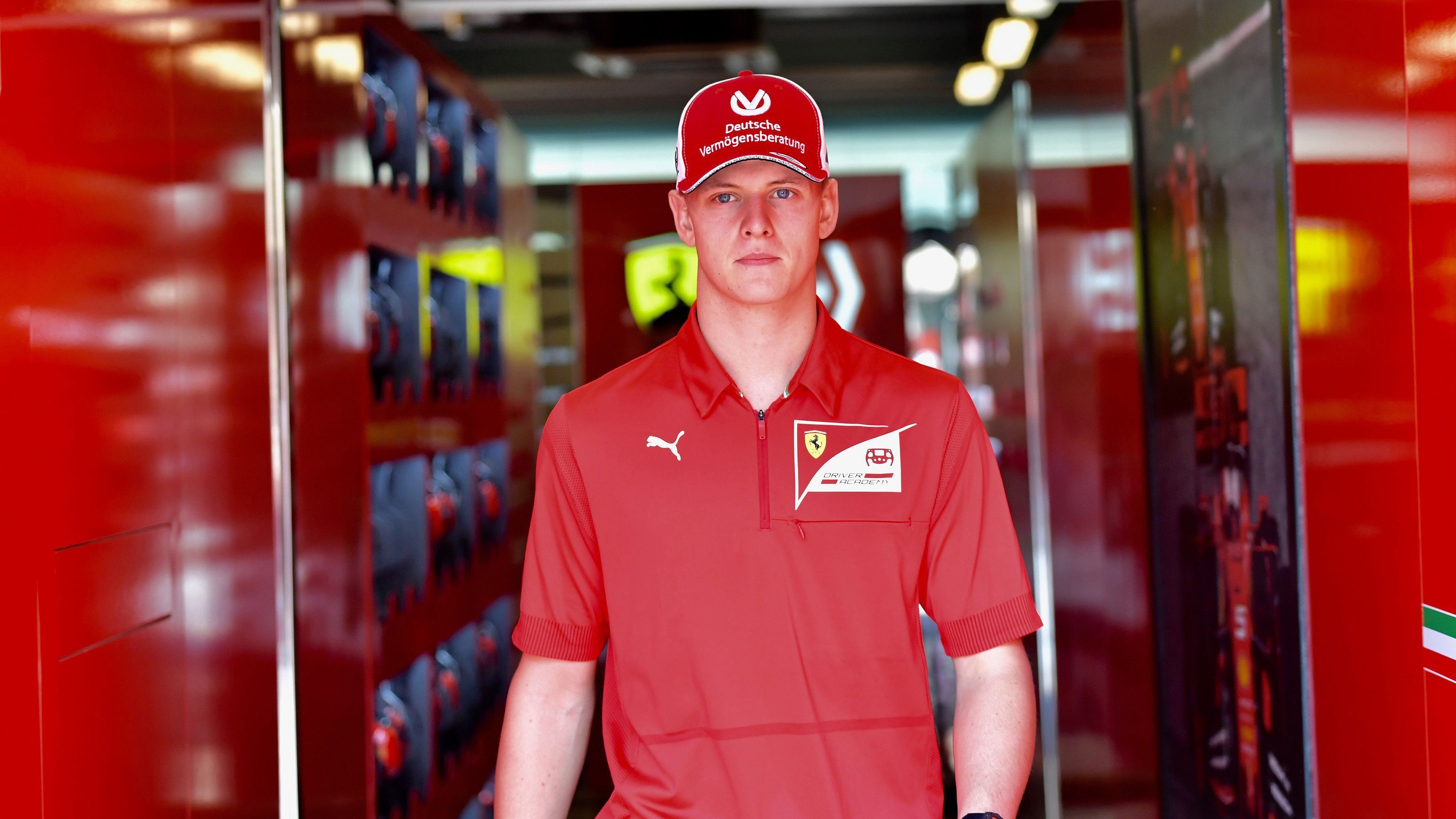 
                <strong>Mick Schumacher (Formel 2)</strong><br>
                Bei den Nachwuchsfahrern fällt auch immer wieder der Name Mick Schumacher. Der Sohn der Ferrari-Legende Michael Schumacher wurde Anfang 2019 in die Driver Academy der Scuderia aufgenommen, die junge Fahrer in ihrer Entwicklung fördert und bereits Formel-1-Fahrer wie Sergio Perez, Charles Leclerc oder den verstorbenen Jules Bianchi hervorgebracht hat. Mittlerweile fährt der 21-Jährige in der Formel 2. In seiner ersten Saison landete er mit 53 Punkten auf dem 12. Platz des Gesamt-Klassements. 2020 will er nun voll angreifen, die Königsklasse weiter im Blick. 
              