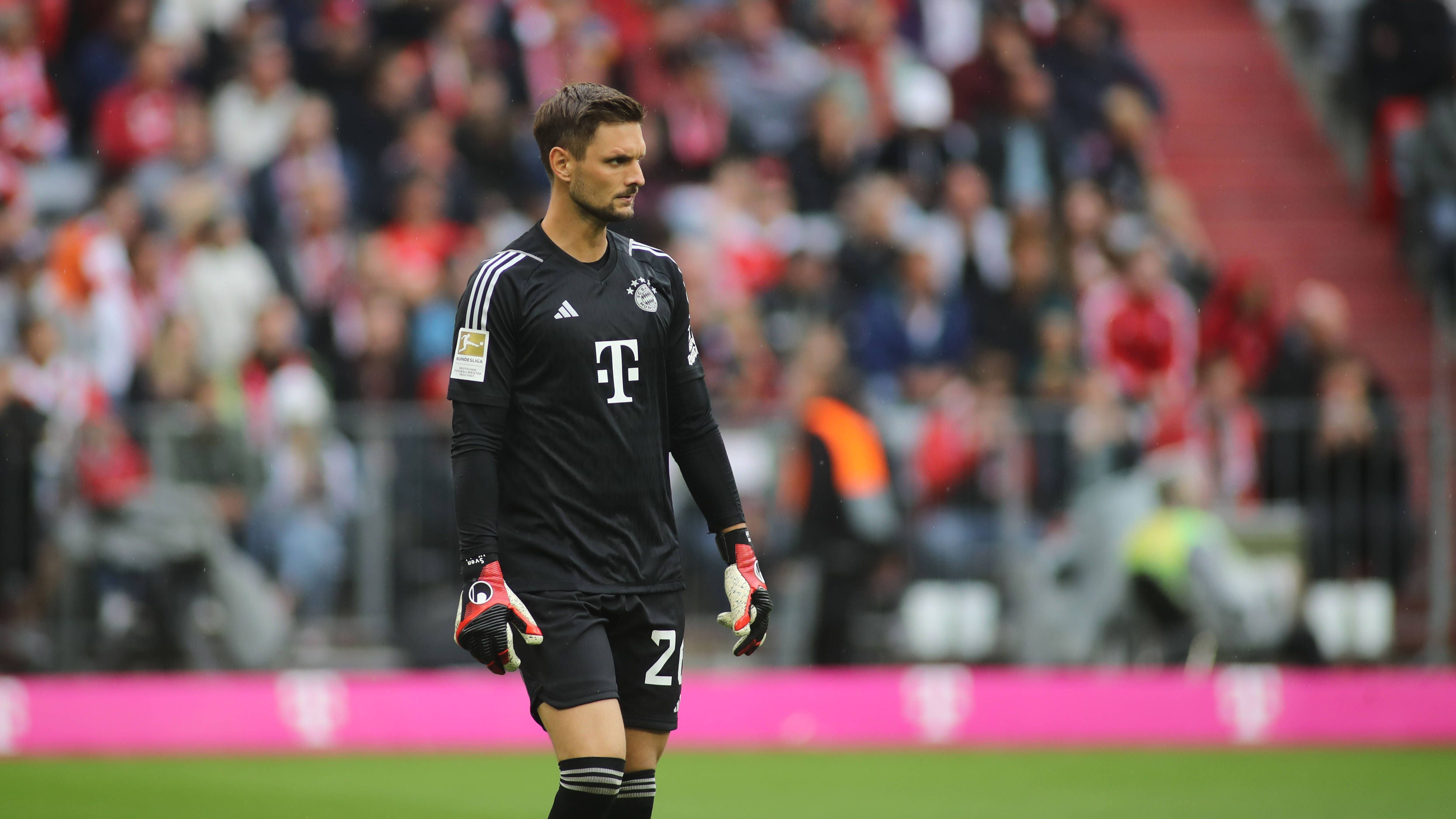 <strong>Sven Ulreich</strong><br>Hat nur Probleme, wenn ihn schwache Abspiele seiner eigenen Leute erreichen. Muss in der ersten Hälfte nur bei Demirovics Chance eingreifen, macht die kurze Ecke clever zu. Muss in der zweiten Halbzeit ein paar Mal weiter vorm eigenen Tor klären. Beim späten Gegentor ausgetanzt, aber chancenlos. <em><strong>ran</strong></em><strong>-Note: 3</strong>