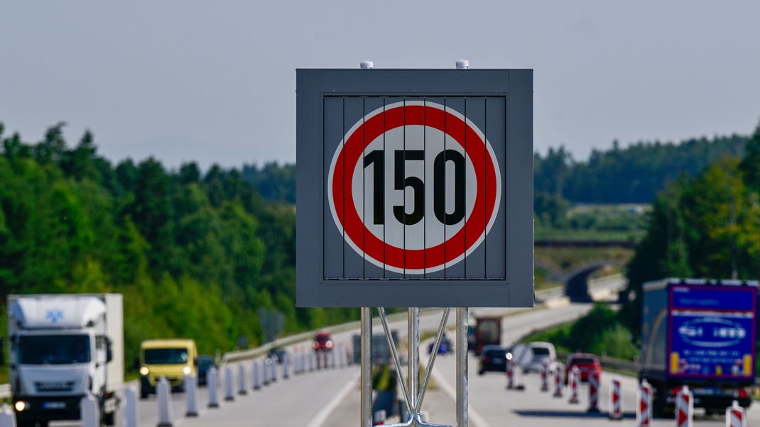 Die Direktion für Straßen und Autobahnen hat mit der Installation variabler Verkehrszeichen auf der Autobahn D3 begonnen.