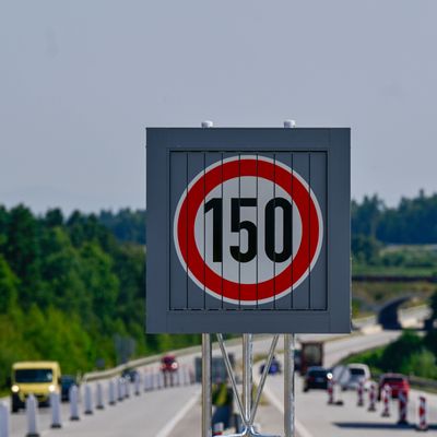 Die Direktion für Straßen und Autobahnen hat mit der Installation variabler Verkehrszeichen auf der Autobahn D3 begonnen.