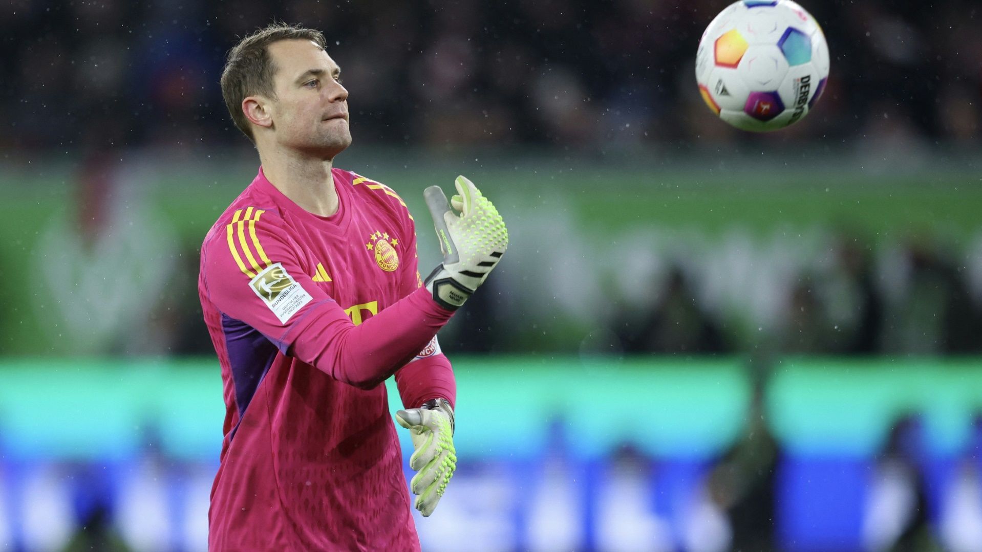 <strong>Tor: Manuel Neuer</strong><br>Im Tor des Rekordmeisters wird es auch in dieser Saison keine Veränderung geben - Manuel Neuer ist trotz einiger Patzer in der vergangenen Saison gesetzt. Hinter ihm reihen sich mit Sven Ulreich und Daniel Peretz zwei hochkarätige Ersatzspieler auf, die wegen des Bayern-Kapitäns jedoch erneut kaum auf Spielzeit kommen dürften.