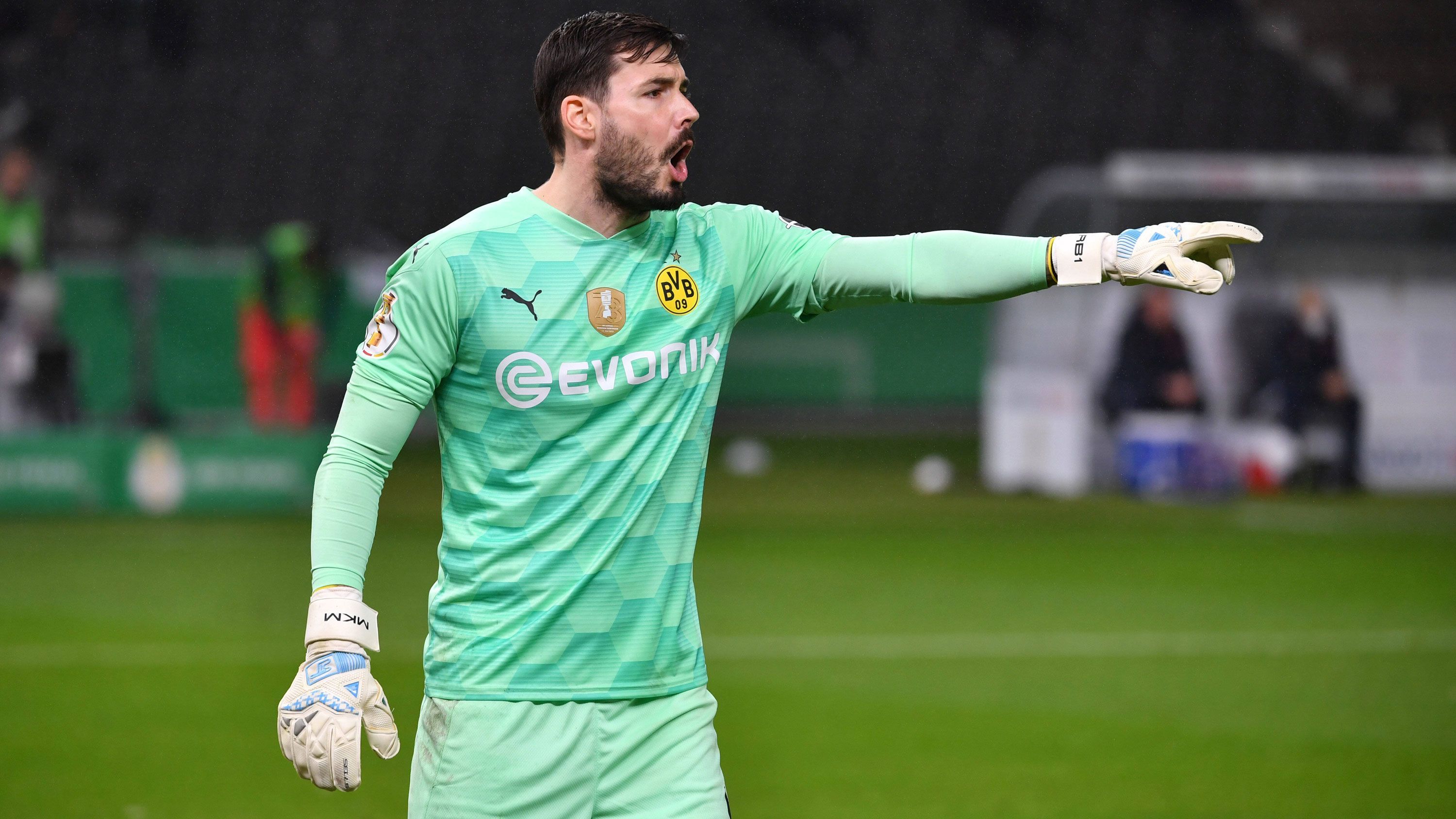 
                <strong>Roman Bürki (St. Louis City SC)</strong><br>
                Nach sieben Jahren endet das Kapitel von Roman Bürki bei Borussia Dortmund. Wie der BVB bereits Mitte März bekannt gab, wurde der ursprünglich bis 2023 laufende Kontrakt zum Sommer aufgelöst. "Roman war lange Jahre unsere Nummer 1, ist ein verdienter BVB-Profi, hat mit uns Titel errungen und ist mit dem DFB-Pokal um den Borsigplatz gefahren. Diese Titel, diese Momente werden immer auch mit ihm in Verbindung gebracht werden", so Sportdirektor Michael Zorc in der Vereinsmitteilung. Ab der kommenden Spielzeit hütet der Schweizer das Tor von MLS-Klub St. Louis City SC, sein Vertrag in den USA hat bis 2025 Gültigkeit.
              