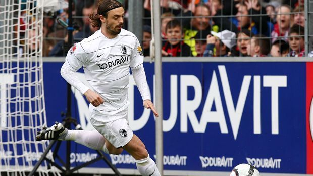 
                <strong>Platz 7: Jonathan Jäger (37 Spiele)</strong><br>
                Platz 7: Jonathan Jäger (37 Spiele). Der Franzose überzeugte während seiner Zeit beim SC Freiburg in der Bundesliga nicht wirklich mit Torgefahr. Auch er blieb 37 Spiele torlos, schafft es aber einen Platz höher als Vanarwegen, weil er 439 Minuten länger auf dem Platz stand als sein Kontrahent.
              