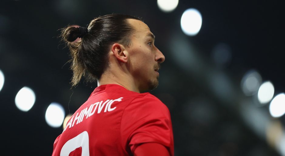 
                <strong>Schweden: Zlatan Ibrahimovic</strong><br>
                Wenn in Schweden nicht Zlatan Ibrahimovic zum Fußballer des Jahres gewählt wird, muss irgendetwas gehörig falsch gelaufen sein. Seit 2007 hieß der Titelträger immer Ibrahimovic, insgesamt konnte sich der Angreifer von Manchester United schon elf Mal die Trophäe sichern. Der sogenannte Guldbollen (dt.: Goldener Ball) wird seit 1946 von der schwedischen Tageszeitung Aftonbladet und dem Schwedischen Fußballverband vergeben.
              