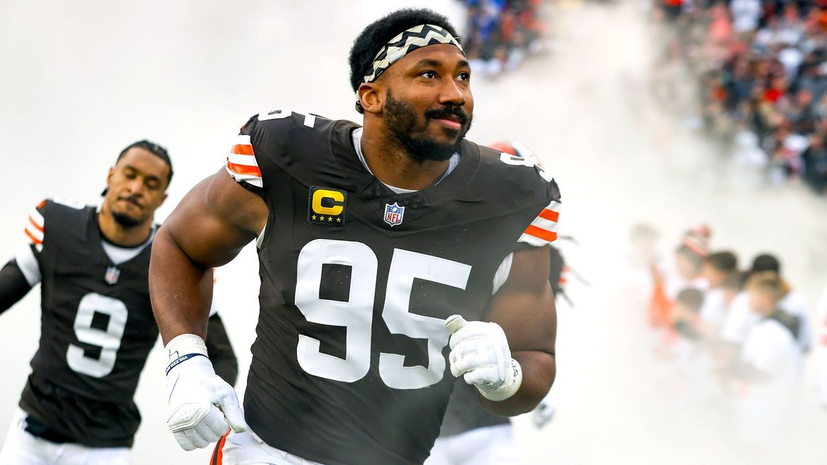 CLEVELAND, OH - DECEMBER 29: Cleveland Browns defensive end Myles Garrett (95) takes the field prior to the National Football League game between the Miami Dolphins and Cleveland Browns on December...