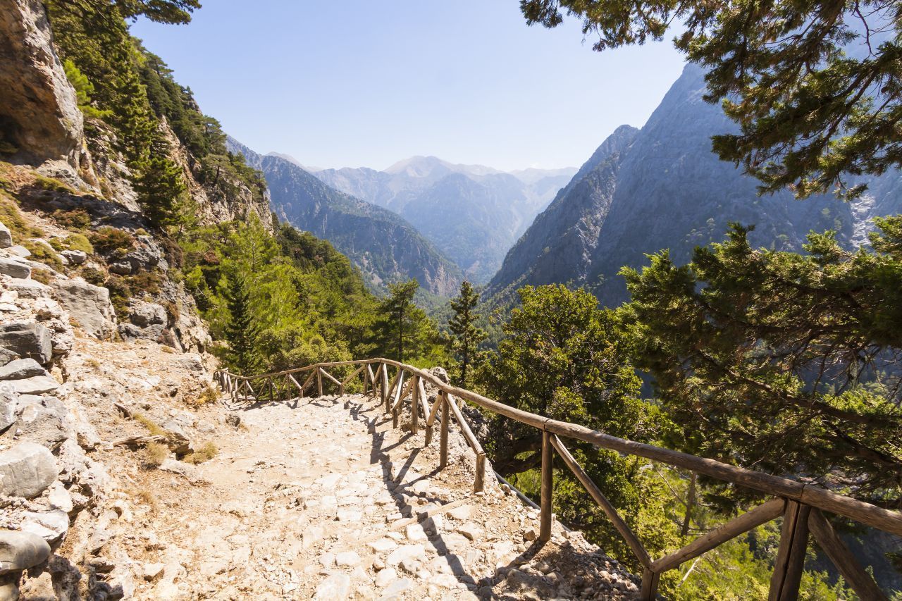 Die Samaria-Schlucht im Südwesten ist mit 17 Kilometern eine der längsten Schluchten Europas. Sie führt vom Inneren der Insel bis zum Lybischen Meer - gesäumt von bis zu 600 Meter hohen Felswänden. Hier wachsen Kiefern, Pinien, Platanen und Zypressen und manchmal sieht man Kretische Wildziegen. Das Wasser aus dem Gebirgsbach und den zahlreichen Quellen kann man trinken. Wandersaison ist von Mai bis Oktober.