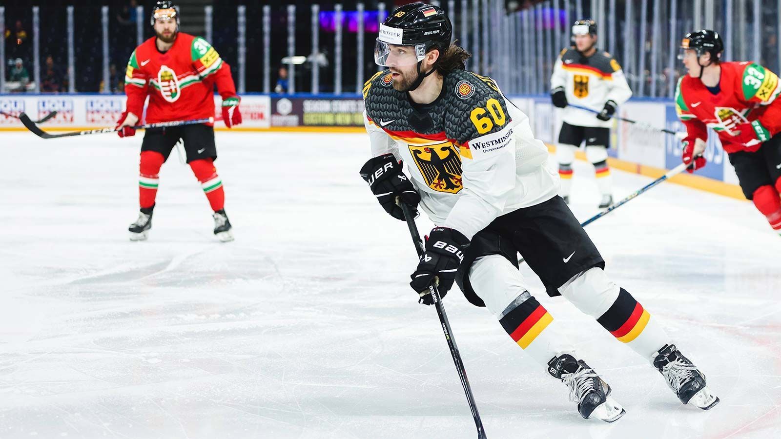 
                <strong>Wojciech Stachowiak</strong><br>
                Auf den Knien rutschend legte Wojciech Stachowiak gegen Frankreich das 1:0 von Alexander Ehl auf. Der 23-Jährige ist pünktlich zur Weltmeisterschaft in bestechender Form und wurde gegen Österreich sogar als bester Spieler der Partie ausgezeichnet. Generell liefert der Offensivmann vom ERC Ingolstadt immer wieder wichtige Impulse und überzeugt mit einem unbändigen Zug zum Tor. Macht er so weiter, wird Deutschland noch viel Freude an ihm haben.
              