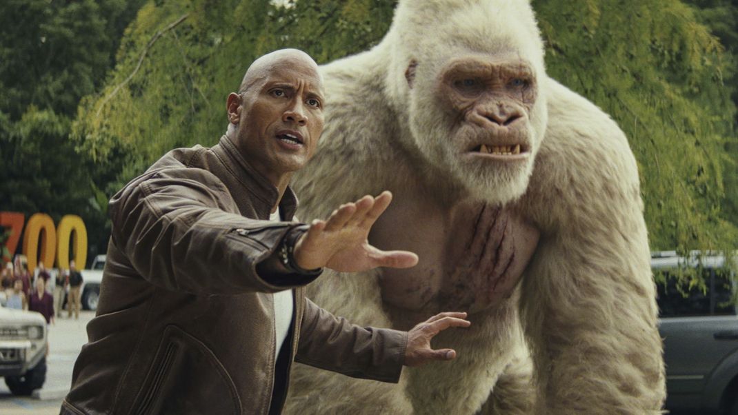 Mit aller Kraft versucht Primatologe Davis (Dwayne Johnson) in "Rampage" die Zerstörungswut eines mutierten Gorillas zu stoppen.