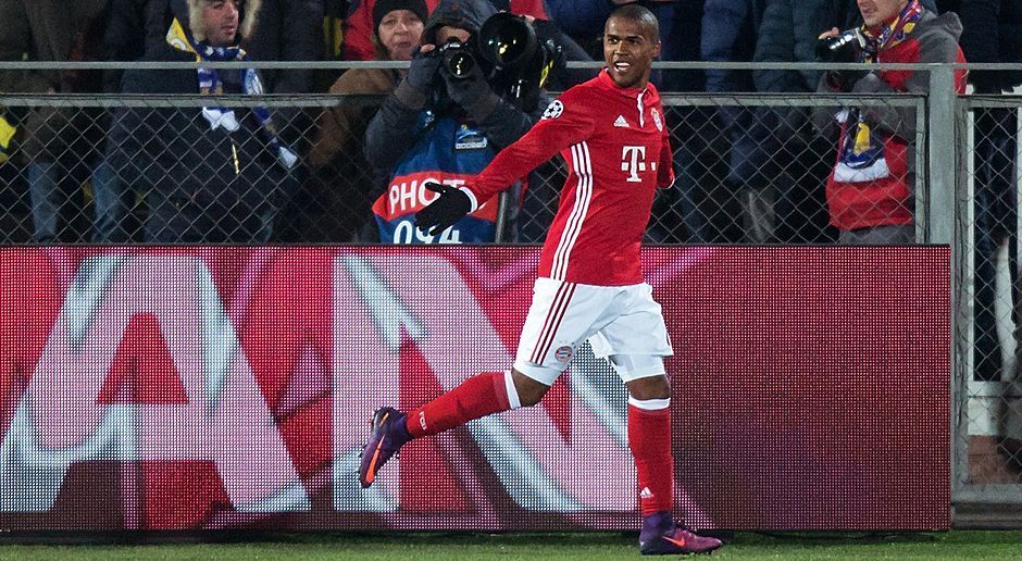 
                <strong>Douglas Costa</strong><br>
                Douglas Costa: Von Beginn an ist Costa der auffälligste in der Bayern-Offensive. Nachdem er mit seinen ersten Versuchen aber immer wieder scheitert, belohnt er sich selbst in der 35. Minute mit dem Tor zum 1:0. Spielt allerdings auch den folgenschweren Fehlpass vor dem 1:1. ran-Note: 2
              