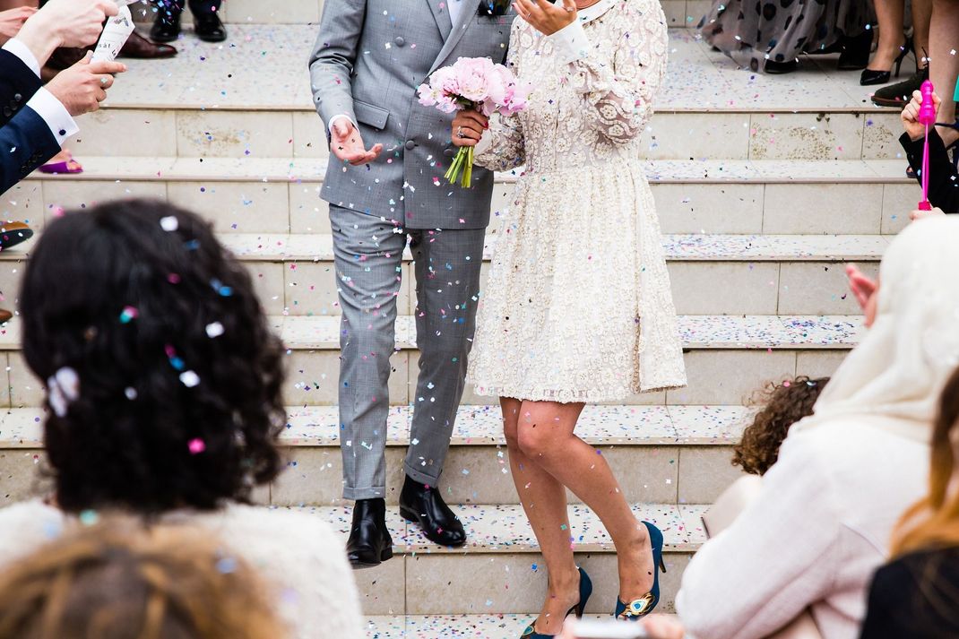 Das Gesteck zur Hochzeit hat eine lange Geschichte. Der Brauch will es, dass der Bräutigam sich um den Brautschmuck kümmert.