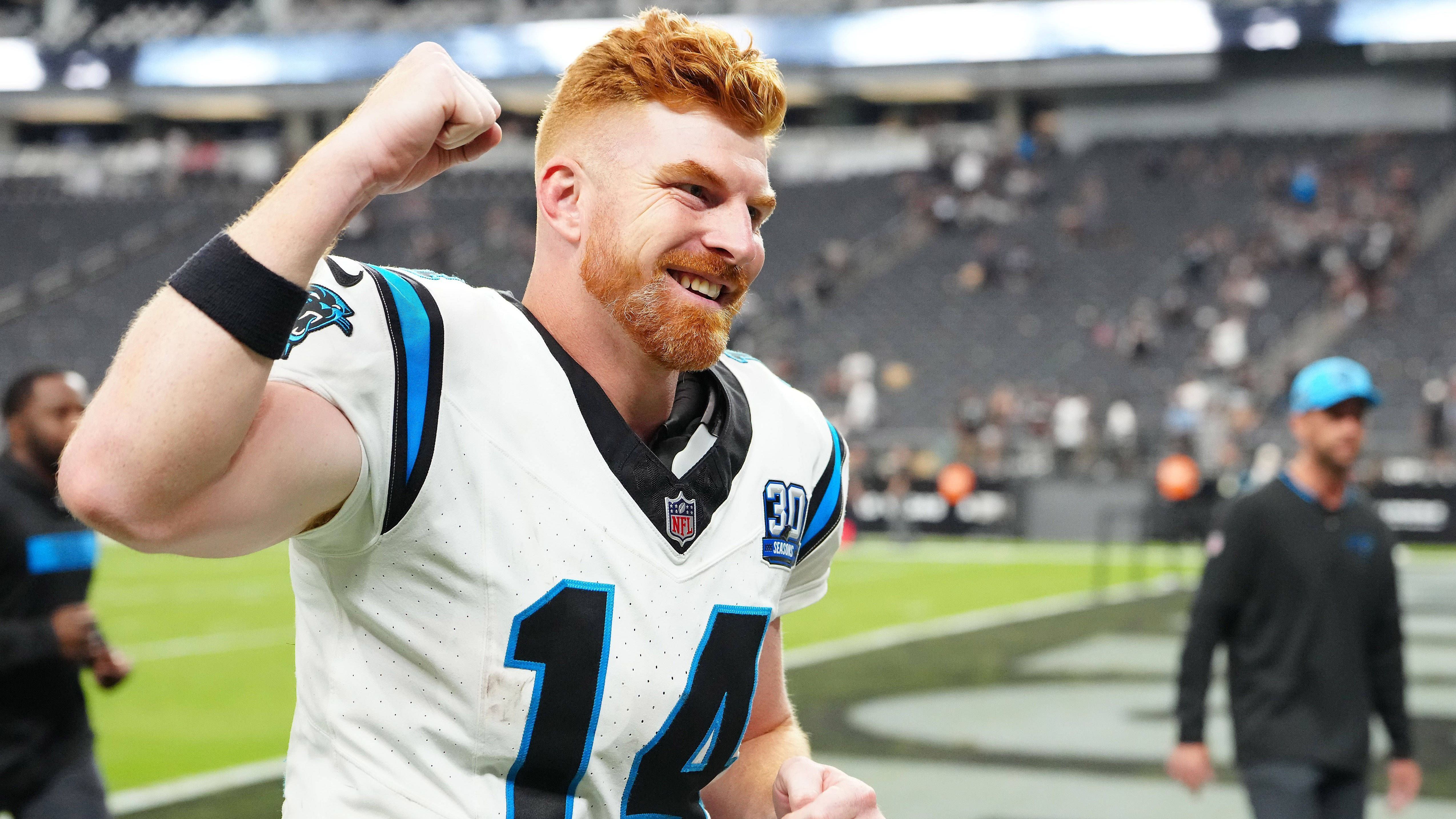 <strong>Platz 27: Andy Dalton (Carolina Panthers)</strong><br>Die "Red Rifle" übernahm vor einigen Wochen für den <a data-li-document-ref="434537" href="https://www.ran.de/sports/american-football/nfl/news/nfl-carolina-panthers-bryce-young-von-versetzung-auf-die-bank-ueberrascht-434537">desolaten Bryce Young</a>. Dalton führte die Panthers daraufhin mit einer starken Leistung zum ersten Saisonsieg, seitdem flachte seine Formkurve allerdings stark ab. Besonders im letzten Spiel gegen die Bears konnte er nicht viel ausrichten.